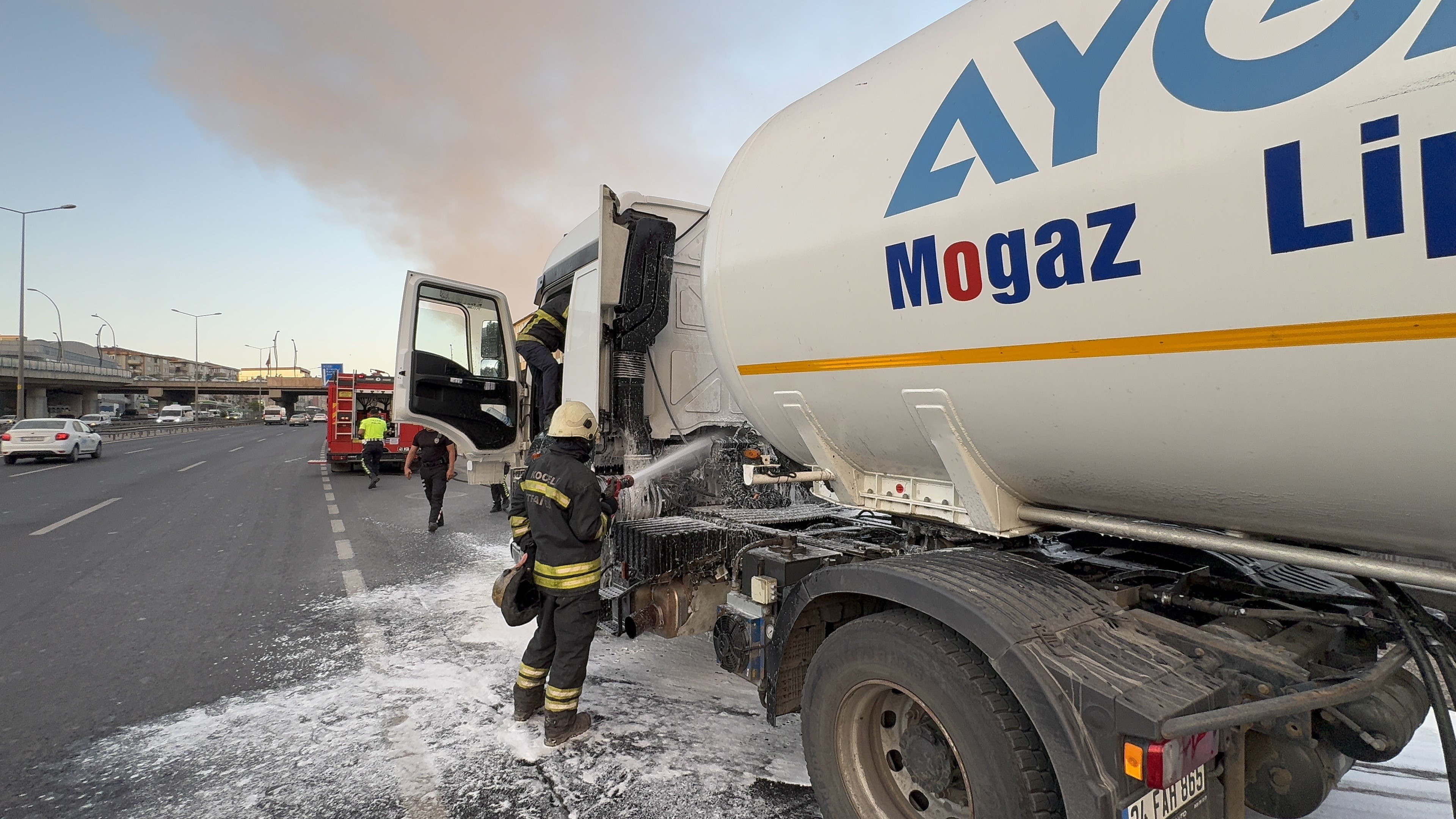 Gebze’de Gaz Yüklü Tankerde Korkutan Yangın! (2)