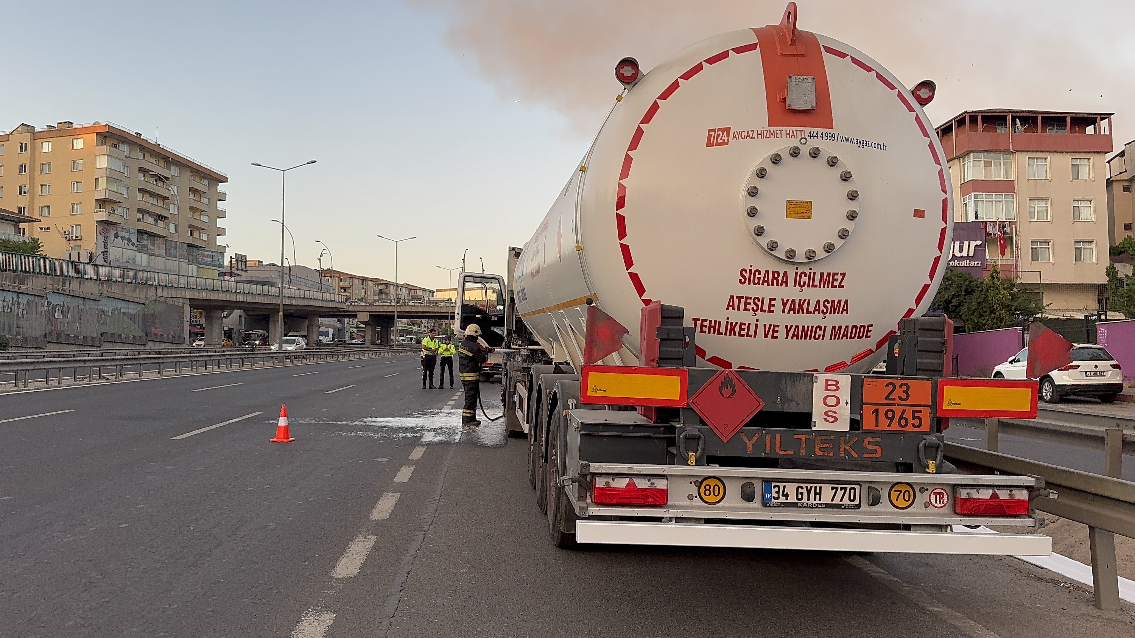 Gebze’de Gaz Yüklü Tankerde Korkutan Yangın! (4)