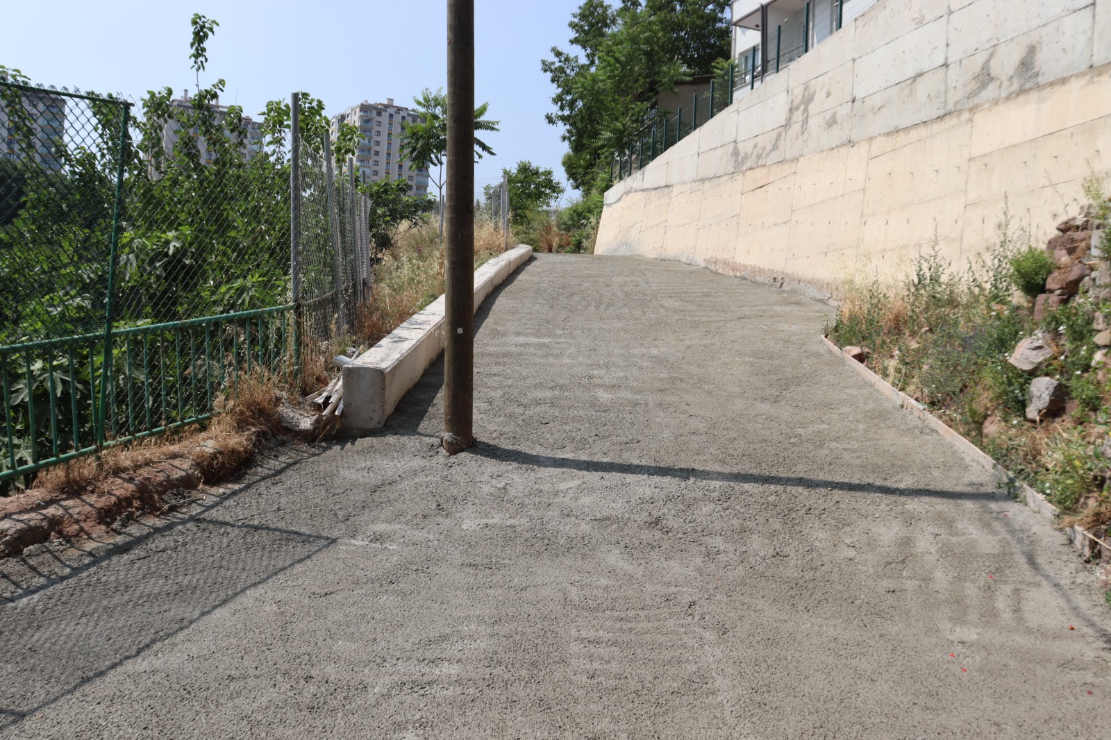 Izmit Belediyesinden Erenler Mahallesi'ne Yeni Beton Yol (2)