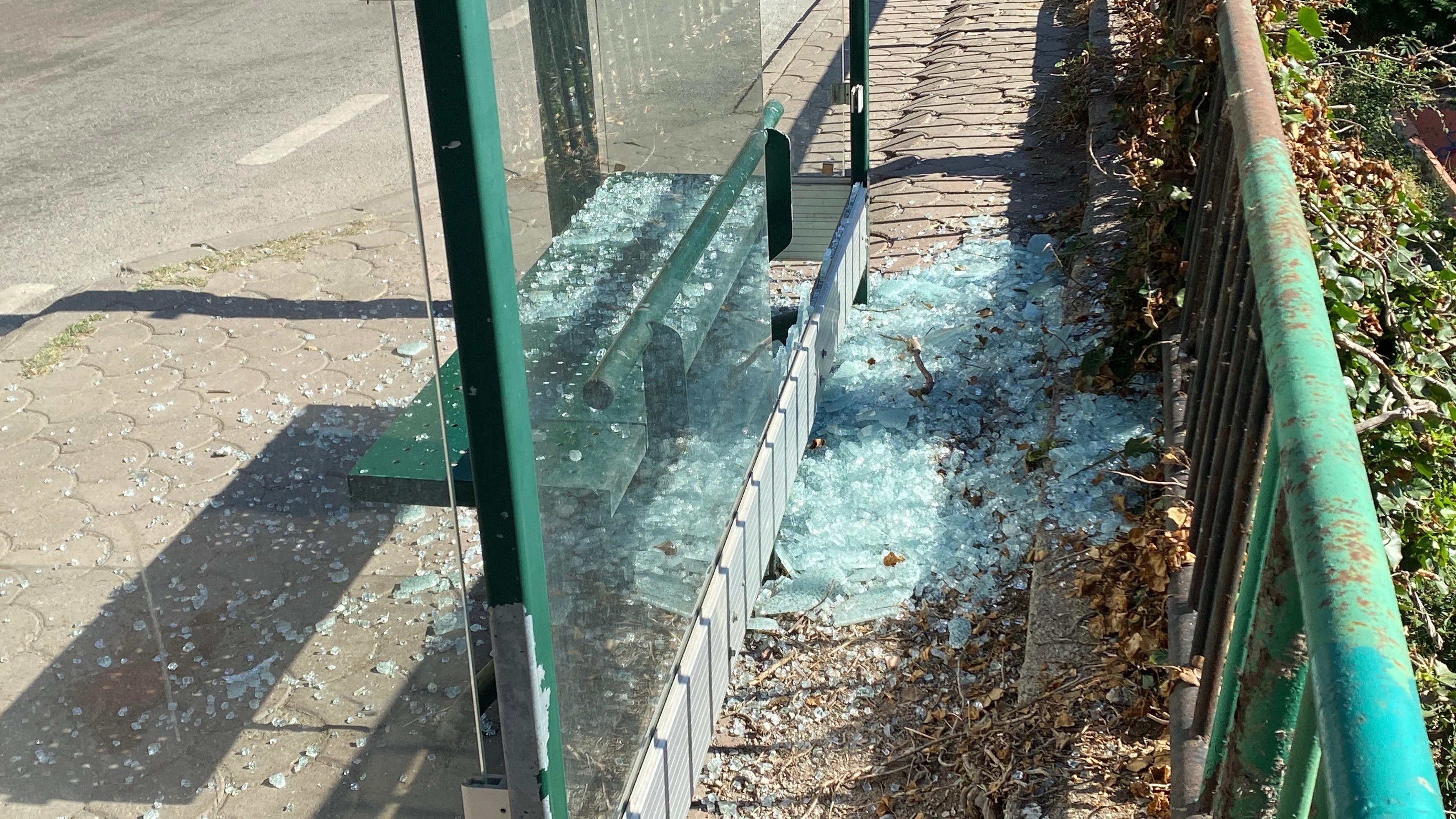 İzmit'te Otobüs Durağı Savaş Alanına Döndü! (2)