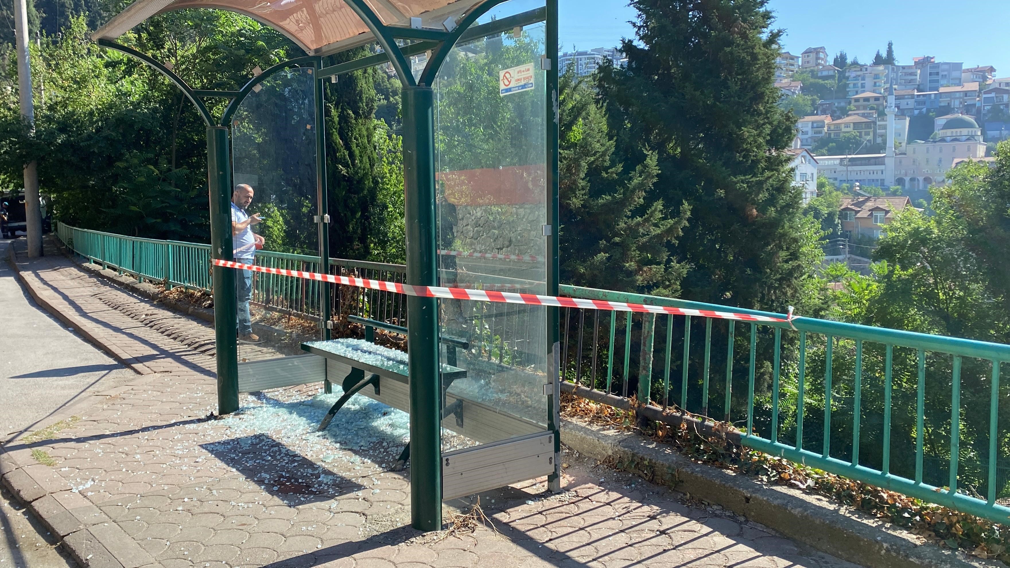 İzmit'te Otobüs Durağı Savaş Alanına Döndü! (4)