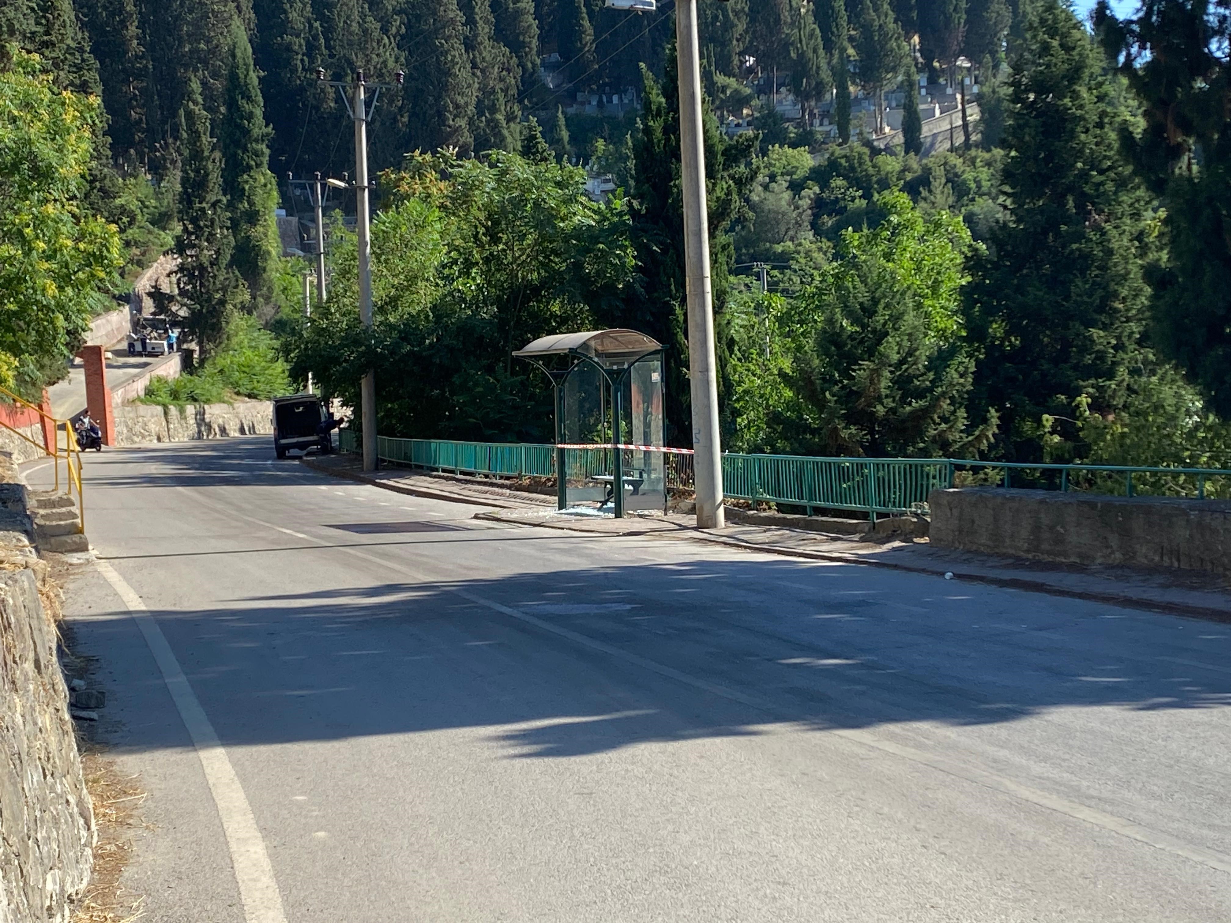 İzmit'te Otobüs Durağı Savaş Alanına Döndü! (5)