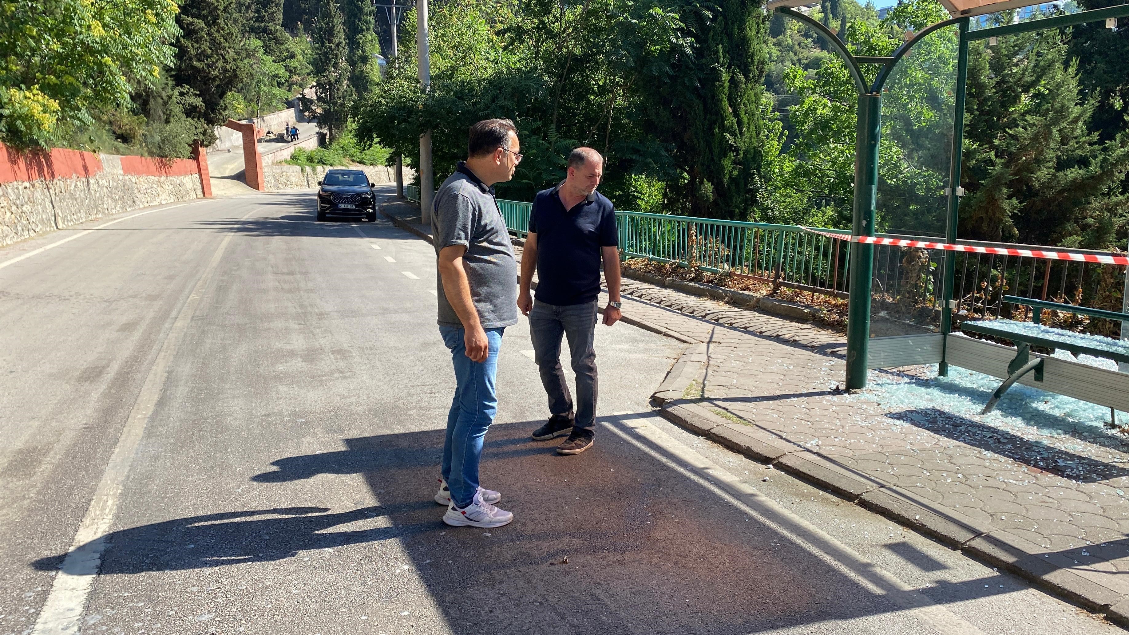 İzmit'te Otobüs Durağı Savaş Alanına Döndü! (6)