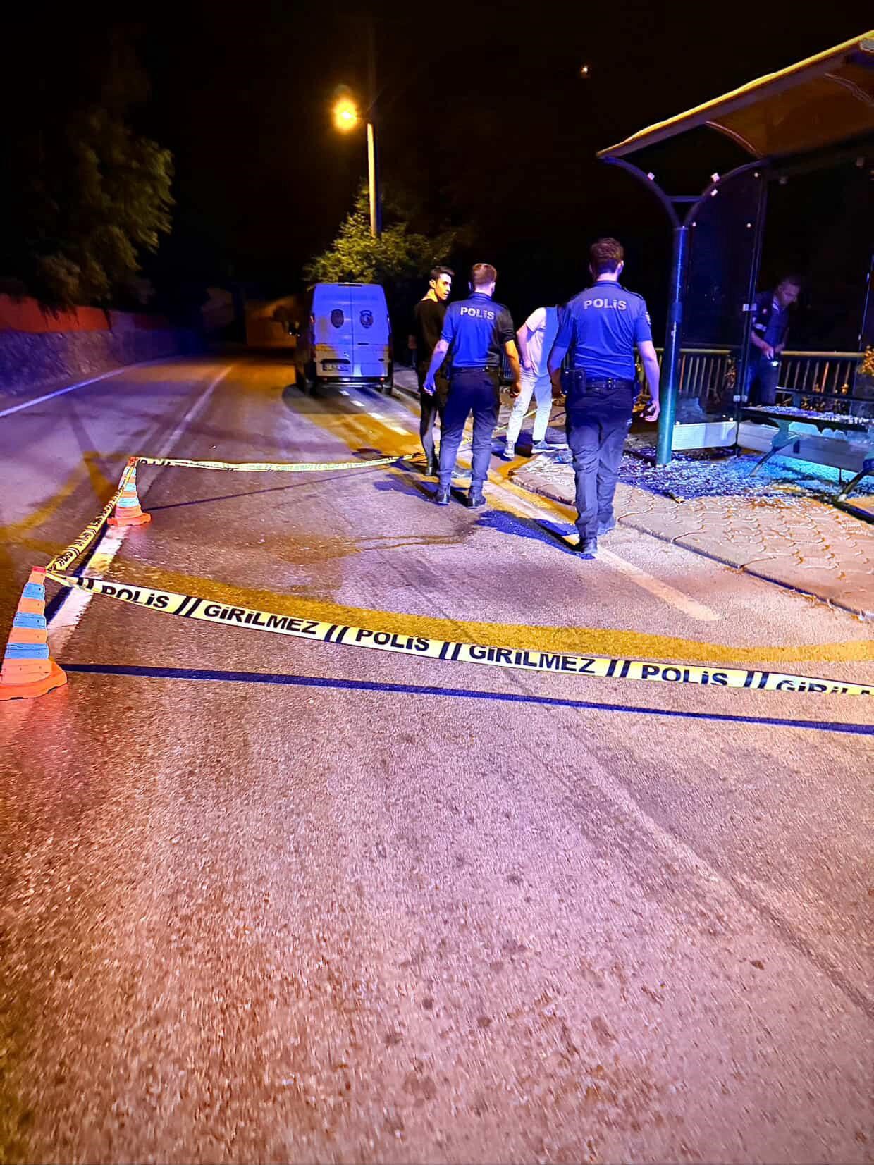 İzmit'te Otobüs Durağı Savaş Alanına Döndü! (8)
