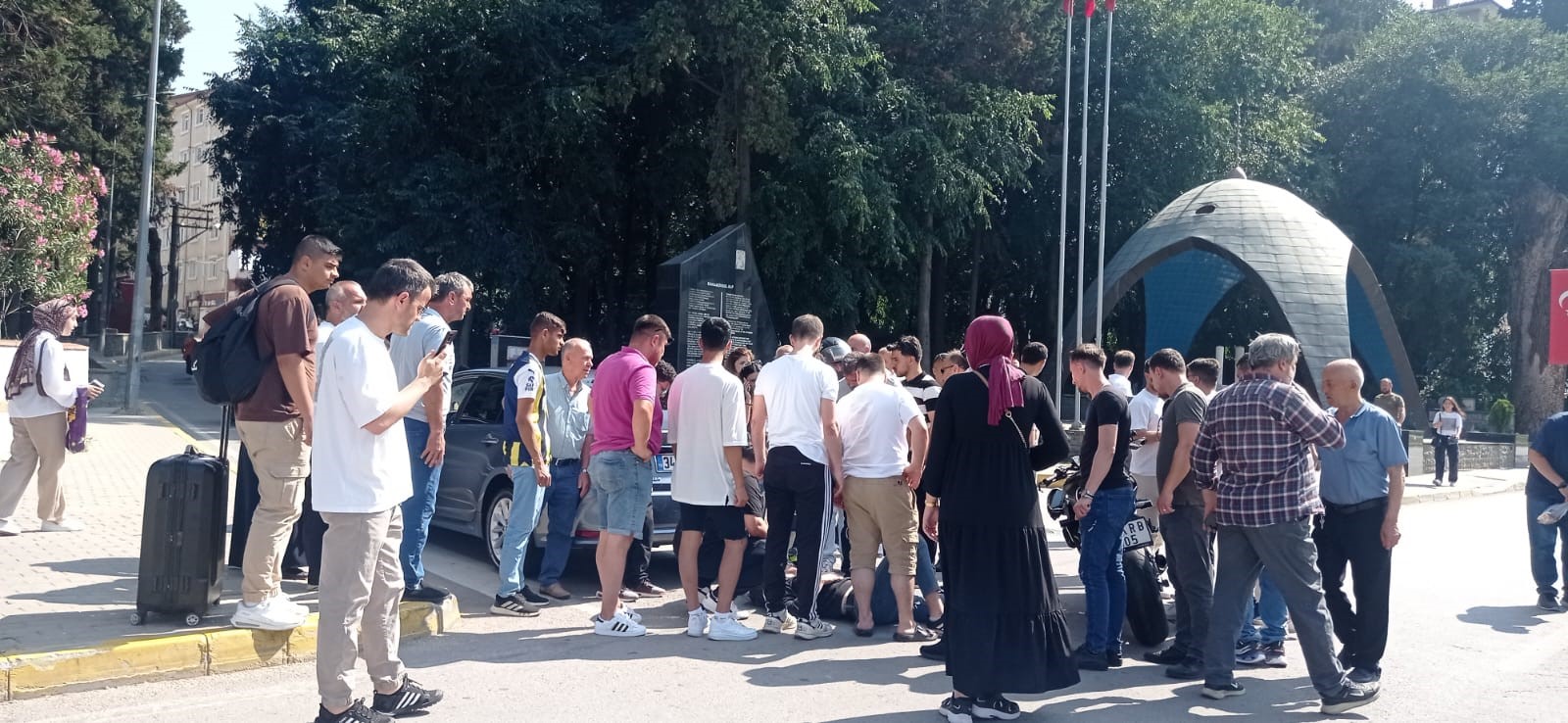 Karamürsel’de Otomobille Çarpışan Motosiklet Sürücüsü Yaralandı 04