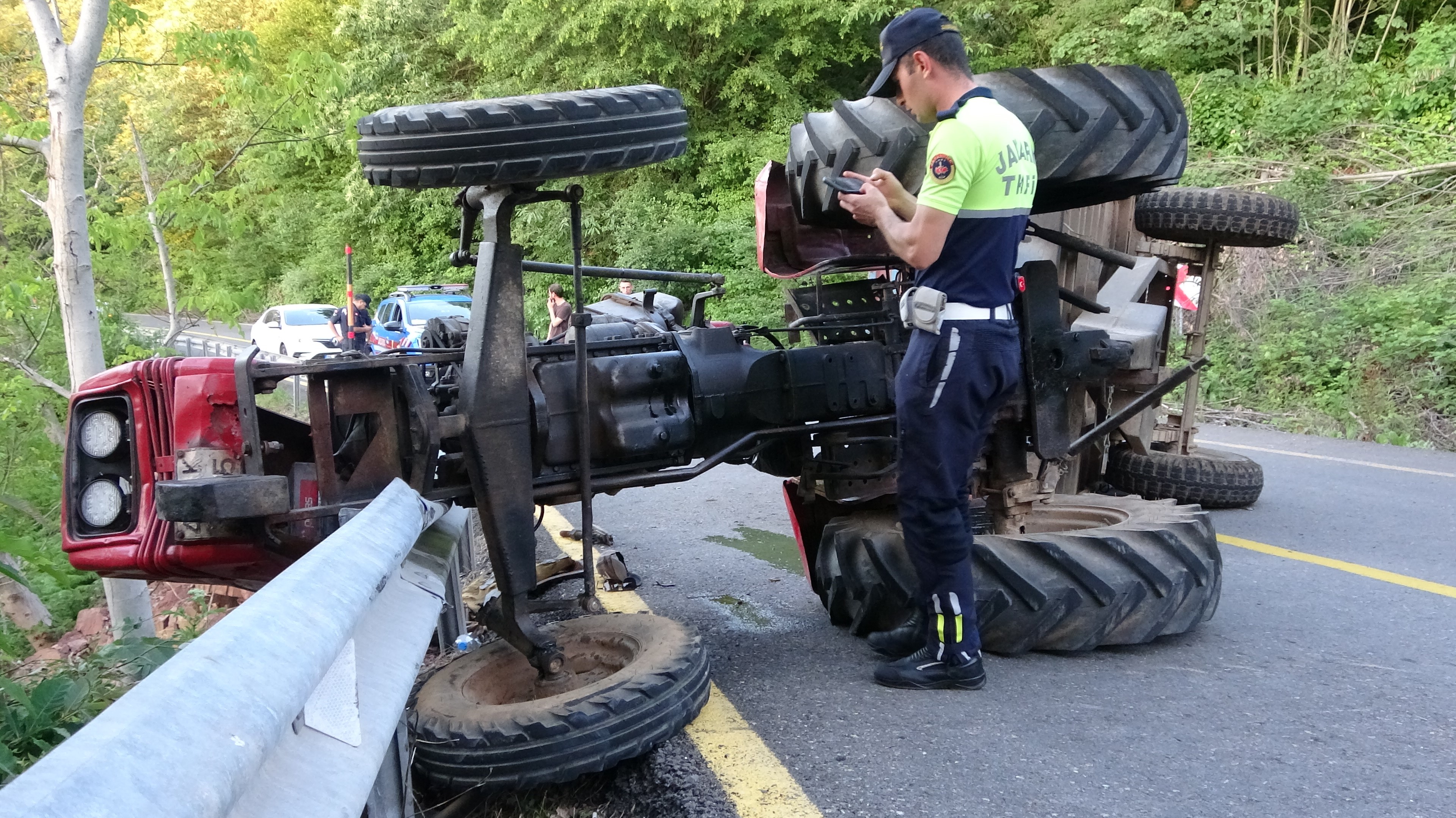 Kartepe’de Traktör Devrildi Sürücü Araç Altında Kaldı 02
