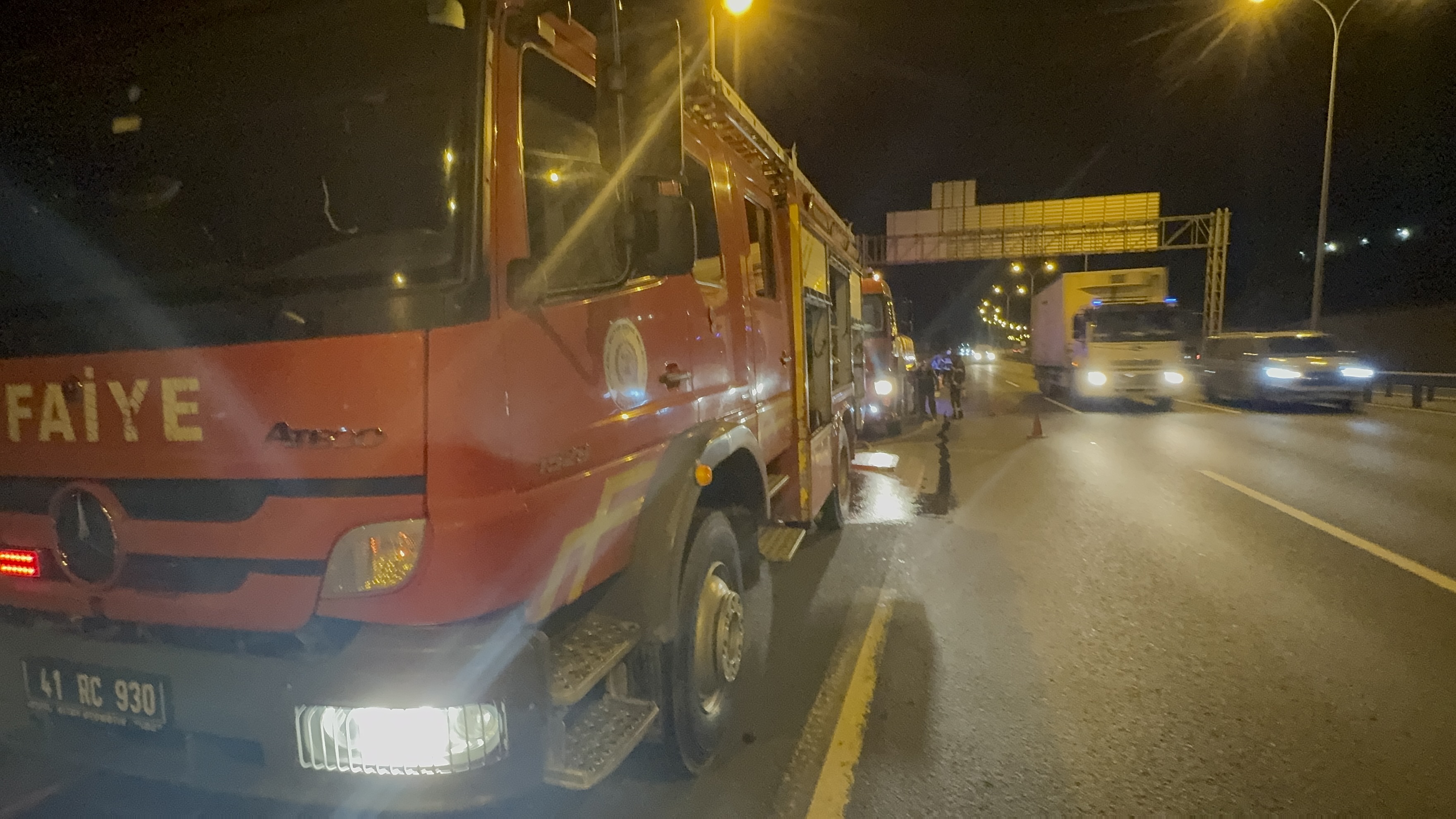 Kocaeli Tem Otoyolu’nda Tırın Lastikleri Alev Aldı 04