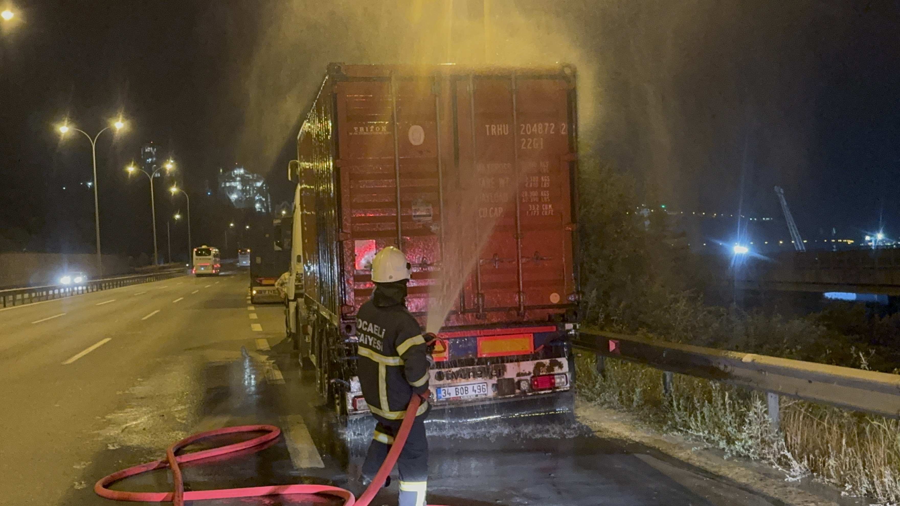 Kocaeli Tem Otoyolu’nda Tırın Lastikleri Alev Aldı 05