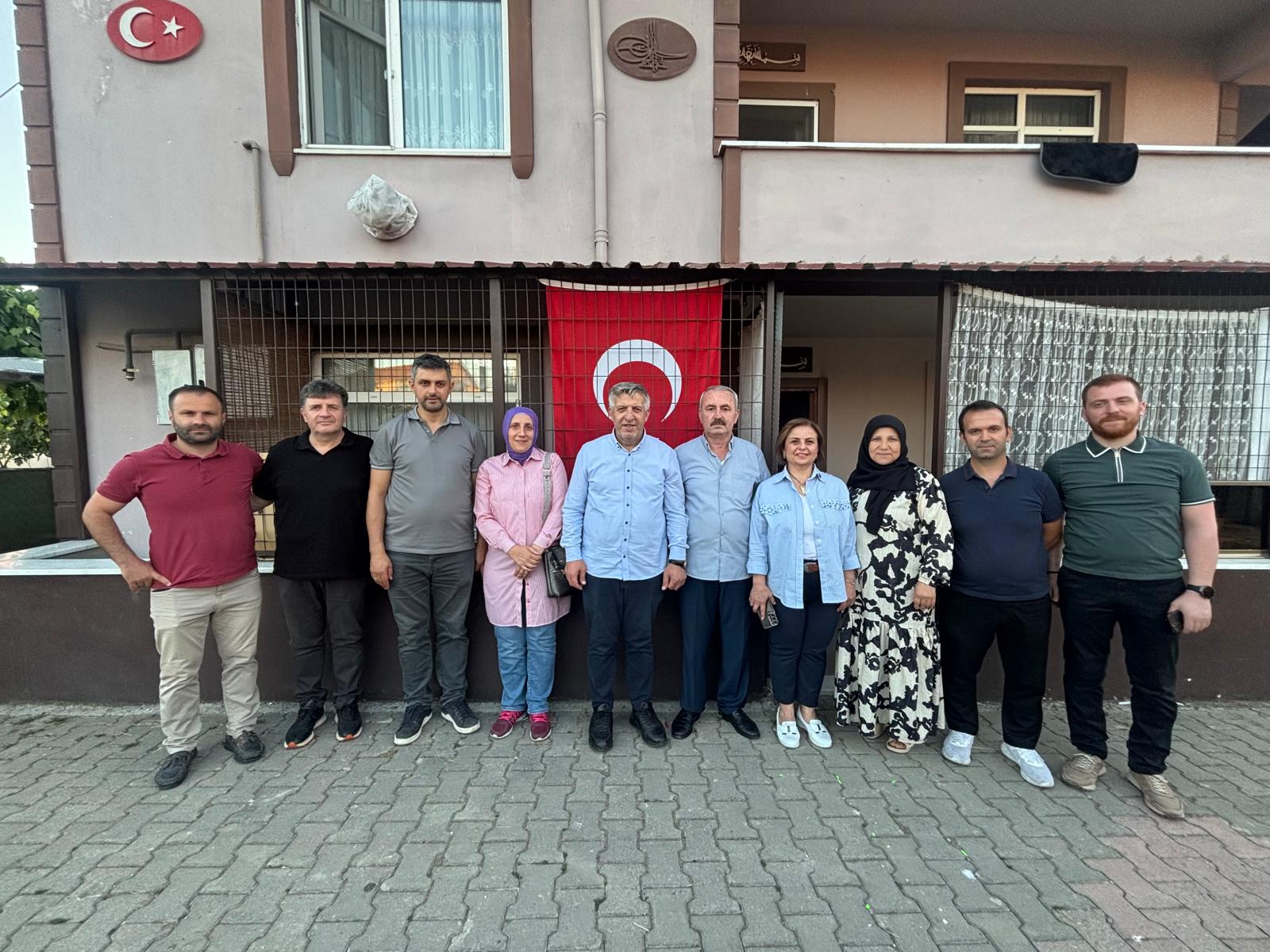Kocaeli Trabzonlular Derneği’nden Şehit Ailesine Vefa Ziyareti (8)