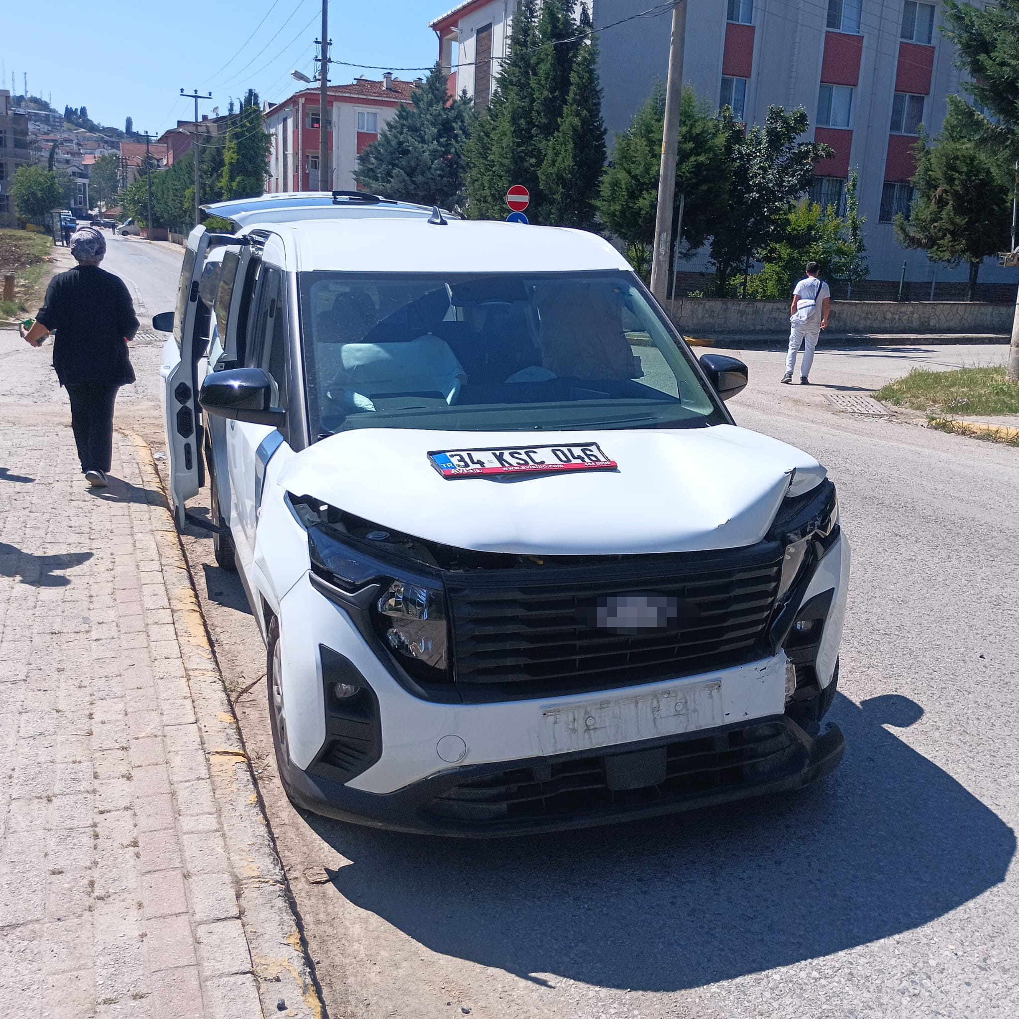Kocaeli'de İki Araç Birbirine Girdi; 2 Yaralı 01