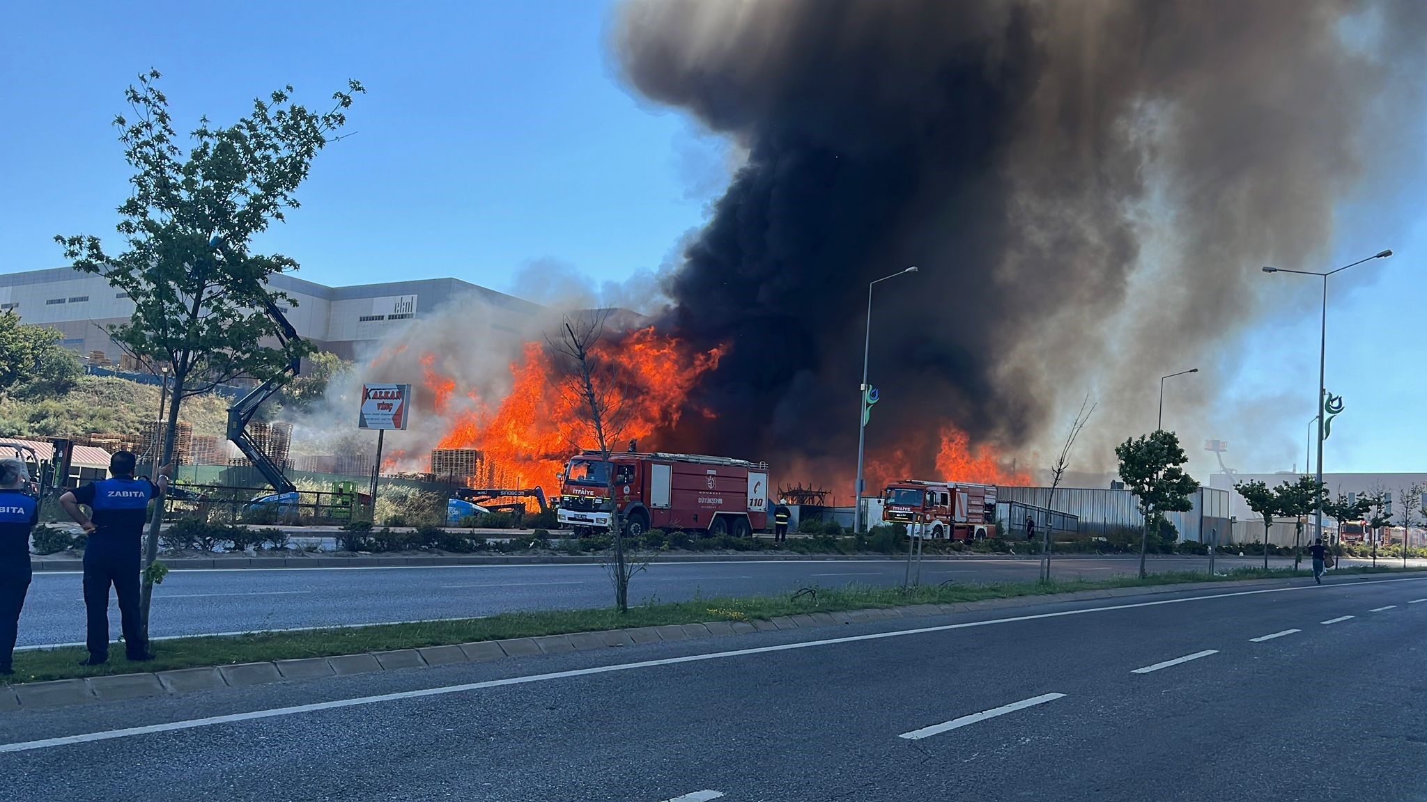 Kocaeli'de Palet Fabrikası Alev Alev Yanıyor! 01