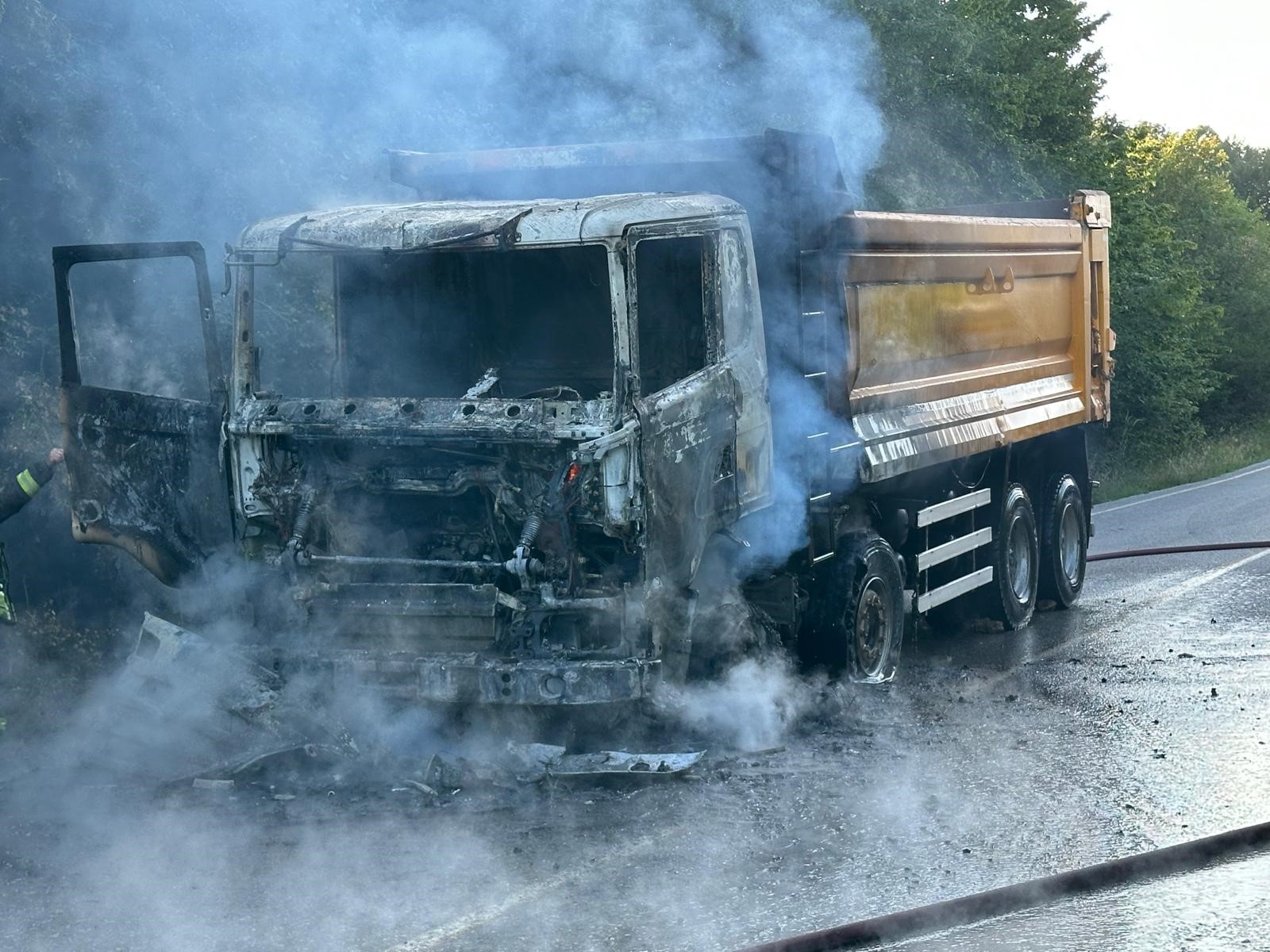 Körfez’de Hafriyat Kamyonu Alev Topuna Döndü (2)