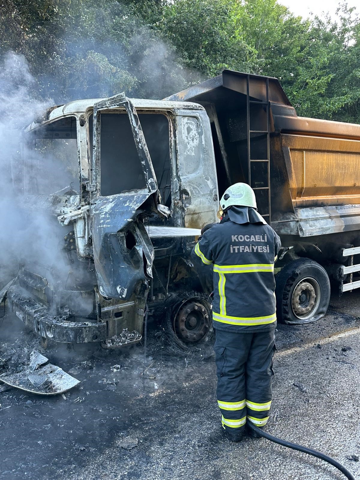 Körfez’de Hafriyat Kamyonu Alev Topuna Döndü (3)