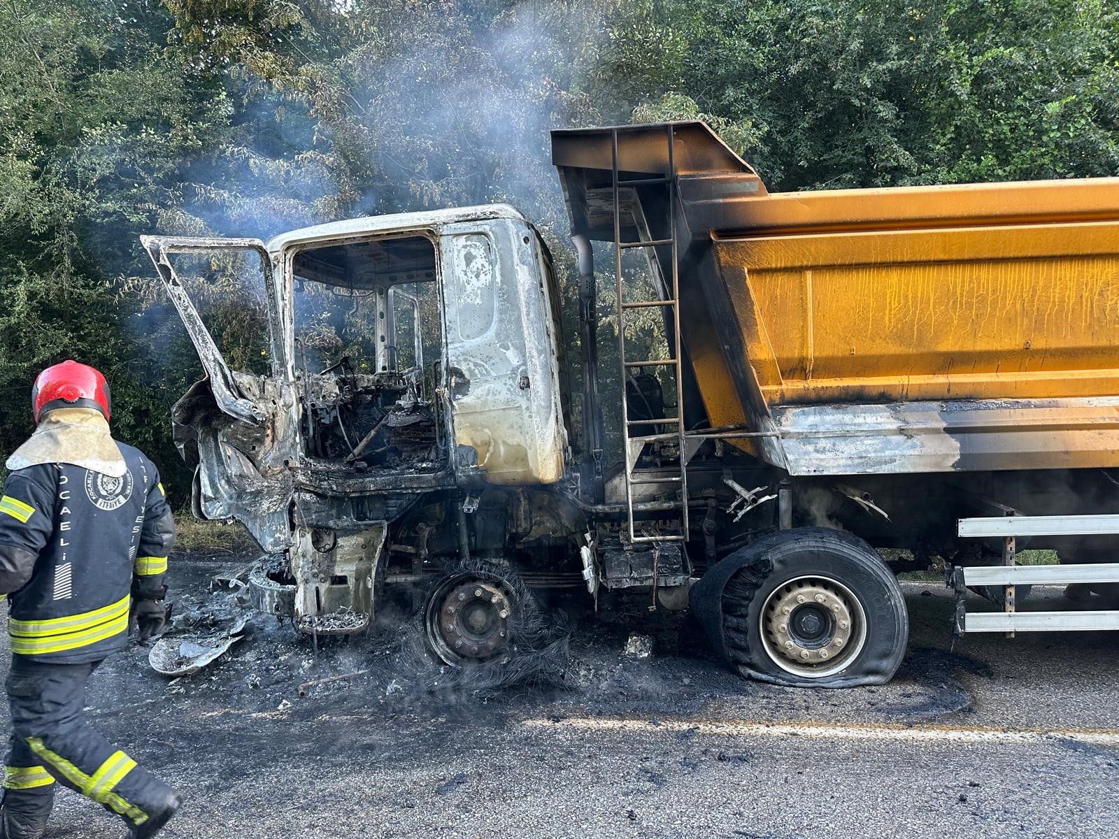 Körfez’de Hafriyat Kamyonu Alev Topuna Döndü (4)
