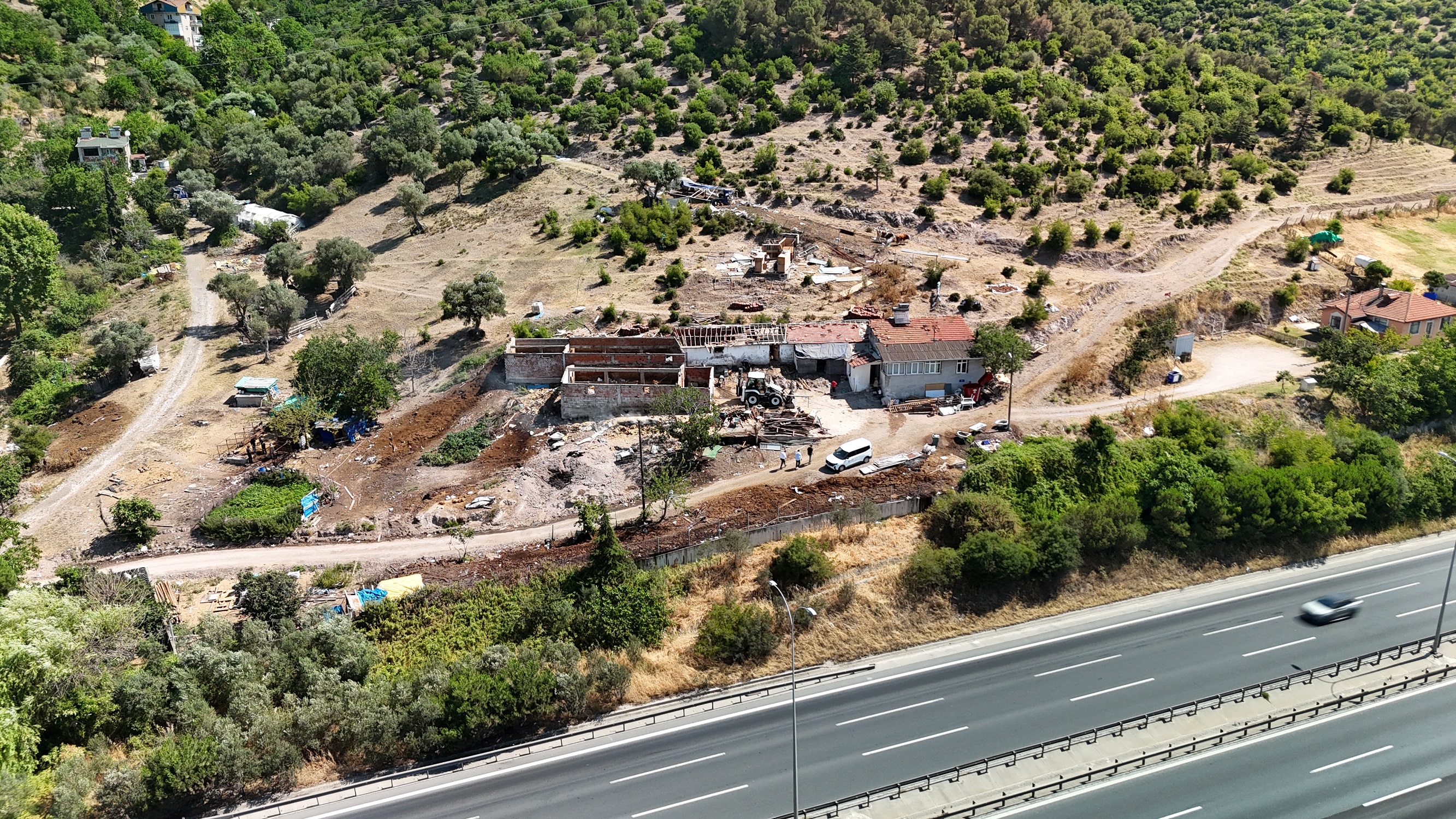 Körfez’de Kaçak Yapılara Müdahale 1