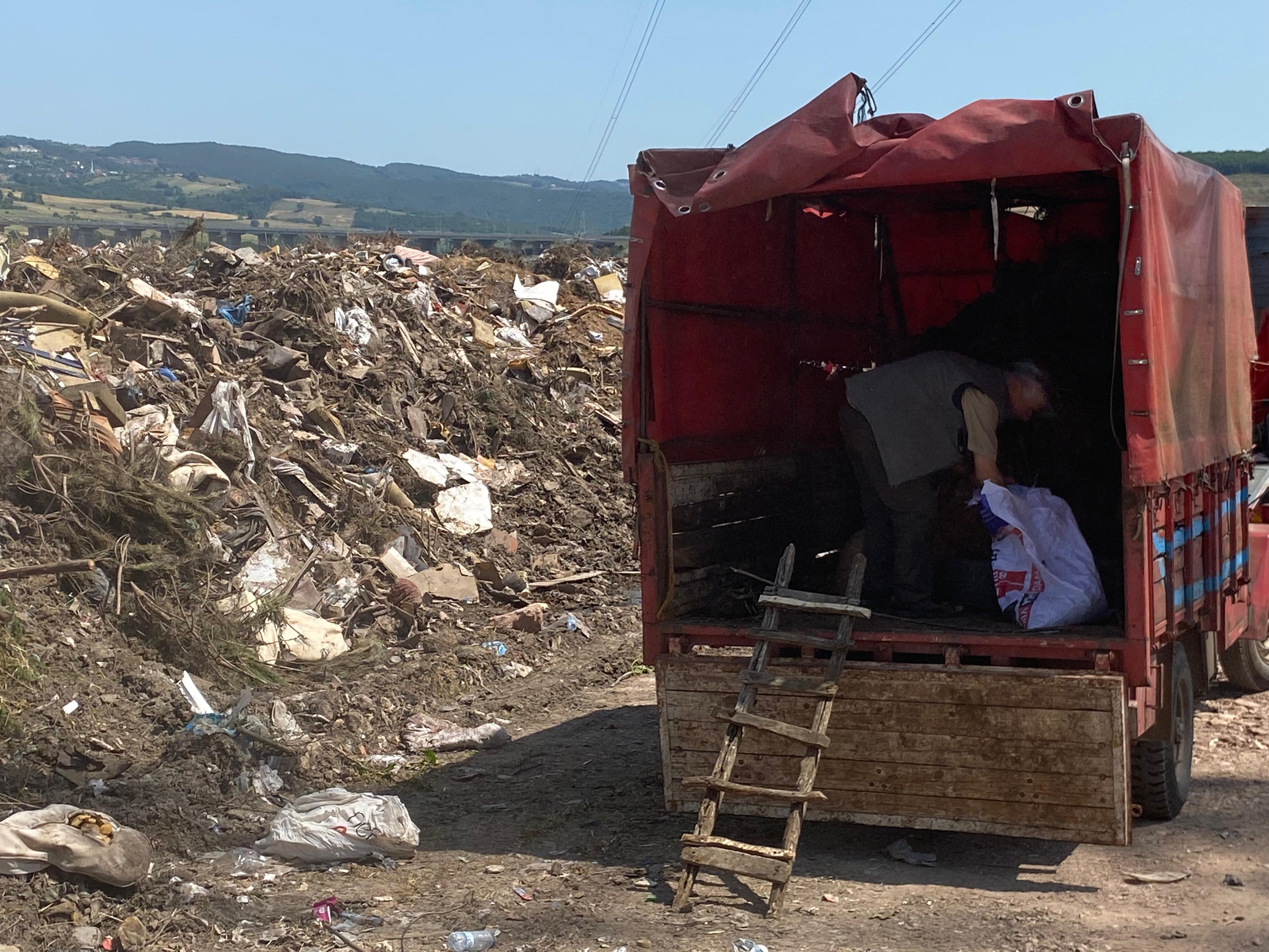 Köylüye Kurbanlık Eziyeti! Çöplük Alanda Yer Verdiler 02