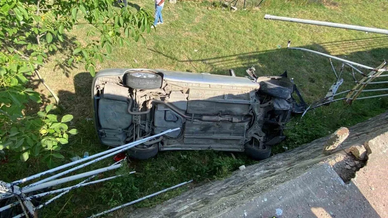 Otomobil 2 Metre Yukseklikten Dustu Surucu Kazayi Yara Almadan Atlatti 20250619Aw479251 (1)