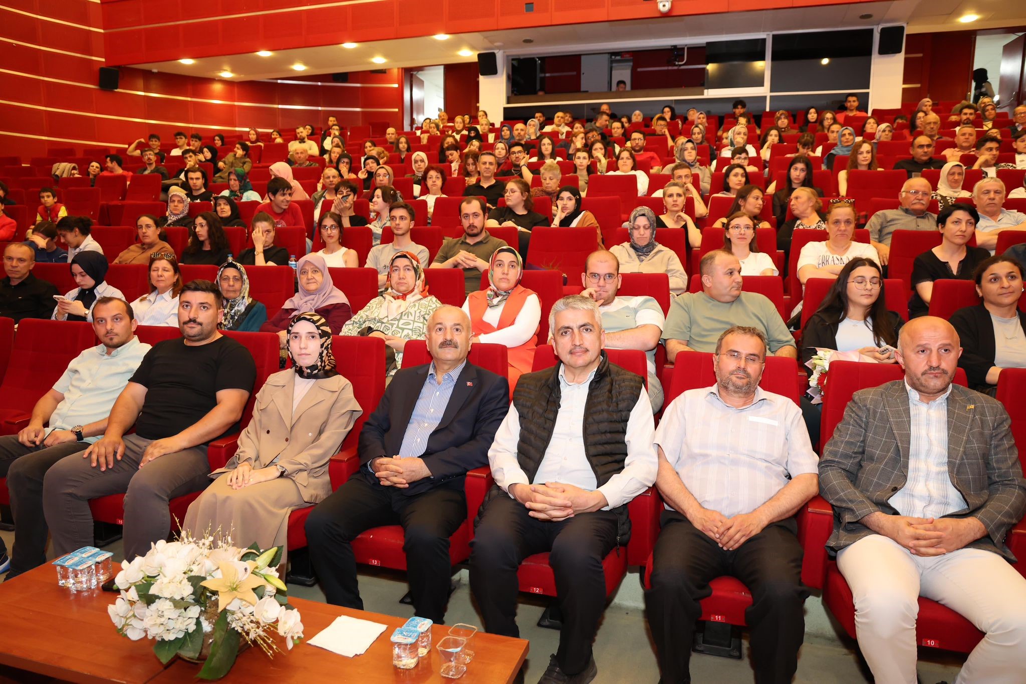 Sanatseverlerden Yuvasız Kadınlar Oyununa Tam Not 03