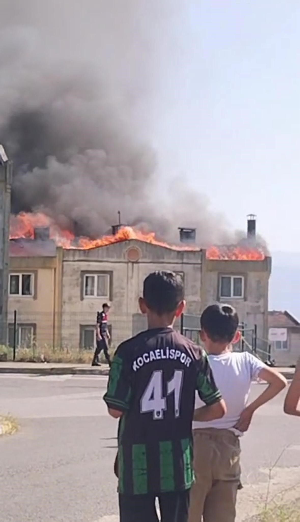 Tamirat Sırasında Korkutan Çatı Yangını2