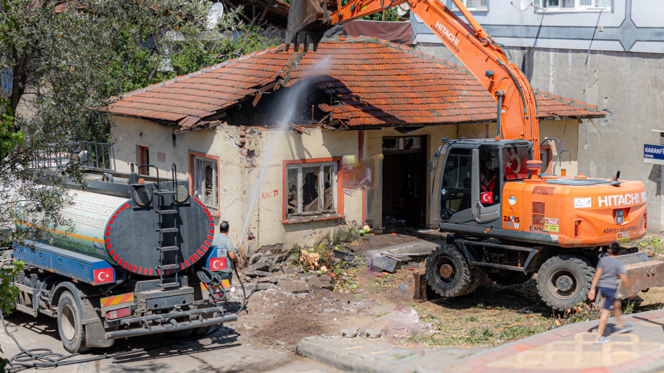 Tehlike Saçan Metruk Bina Yıkıldı (2)