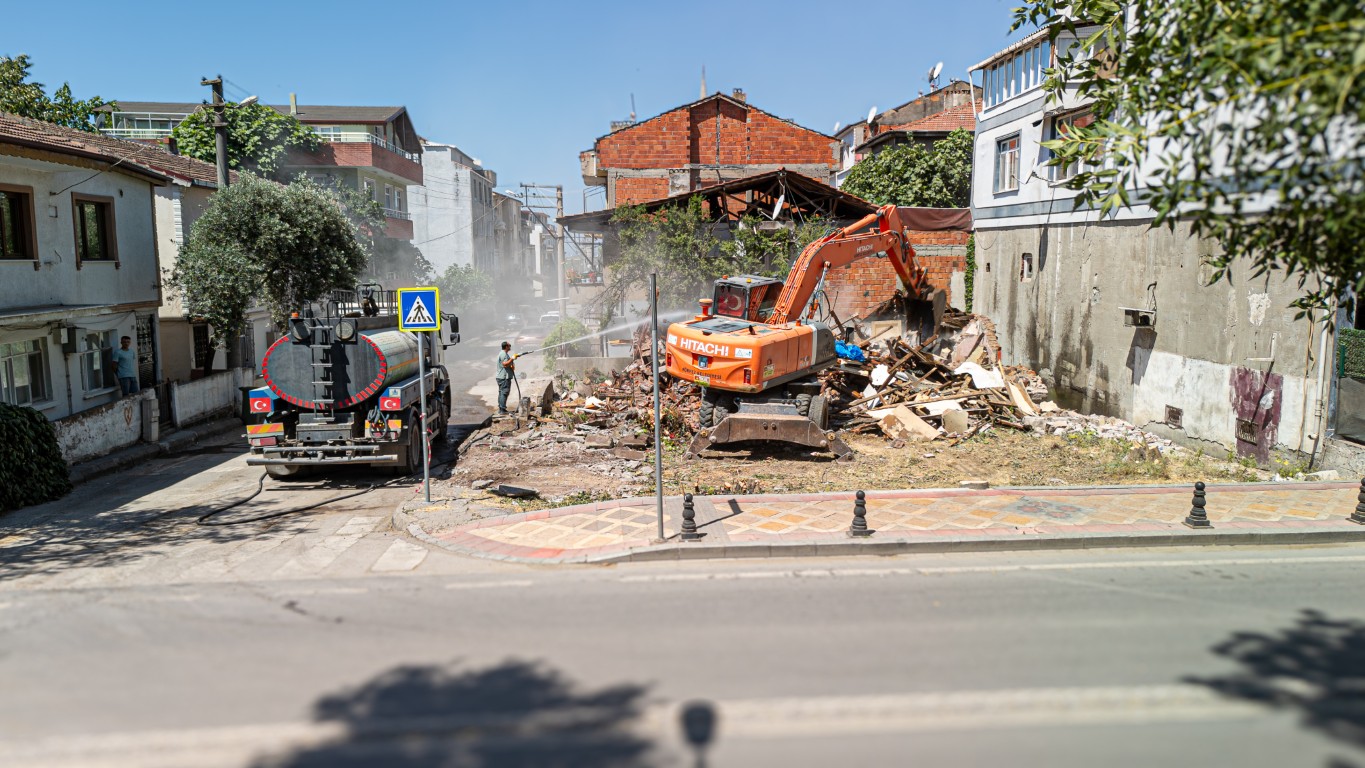 Tehlike Saçan Metruk Bina Yıkıldı (3)