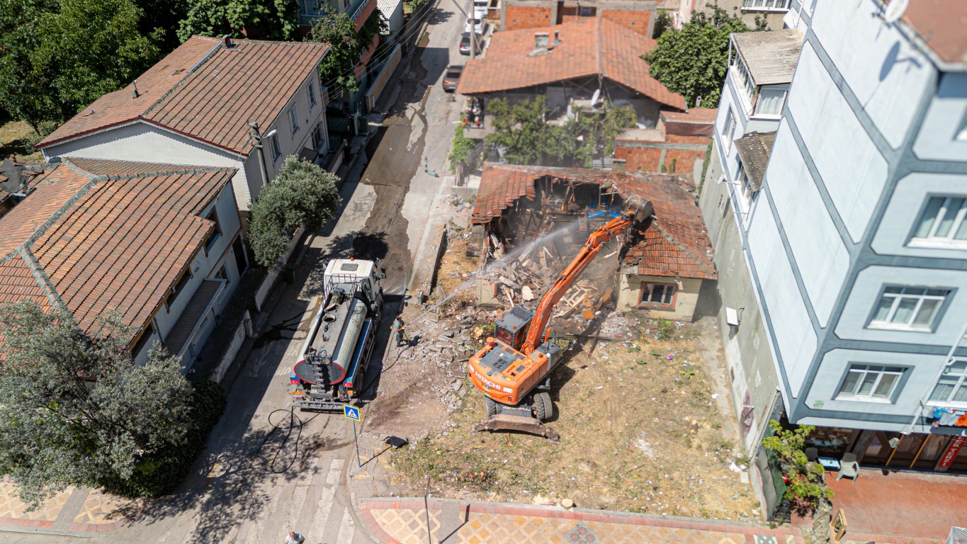 Tehlike Saçan Metruk Bina Yıkıldı (4)