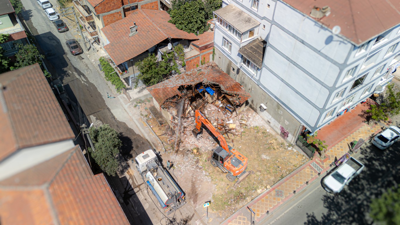 Tehlike Saçan Metruk Bina Yıkıldı (5)