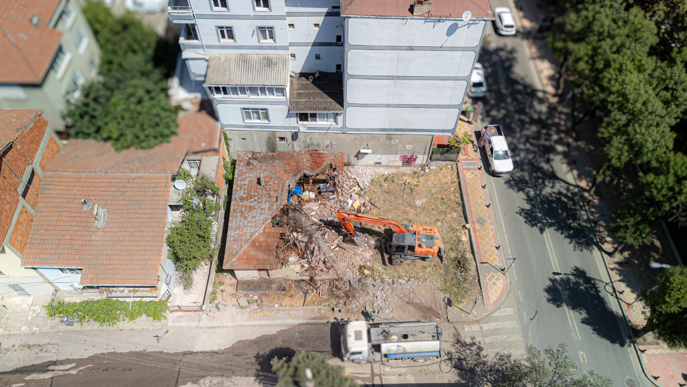 Tehlike Saçan Metruk Bina Yıkıldı (6)