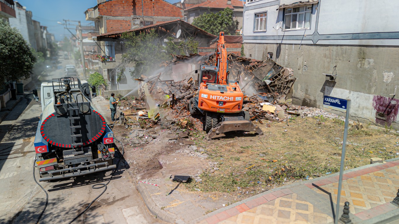 Tehlike Saçan Metruk Bina Yıkıldı (7)