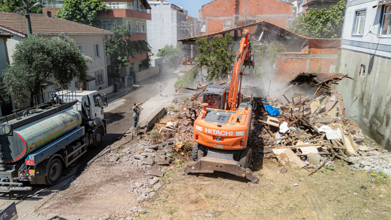 Tehlike Saçan Metruk Bina Yıkıldı (8)