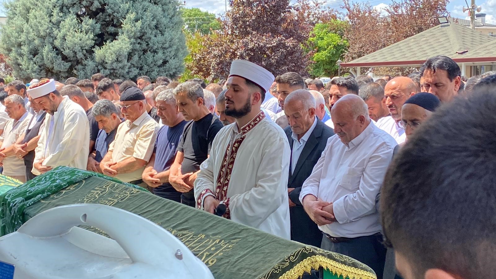 Aile Faciası Kanlı Bitmişti! 2 Kardeş Son Yolculuğuna Uğurlandı 09