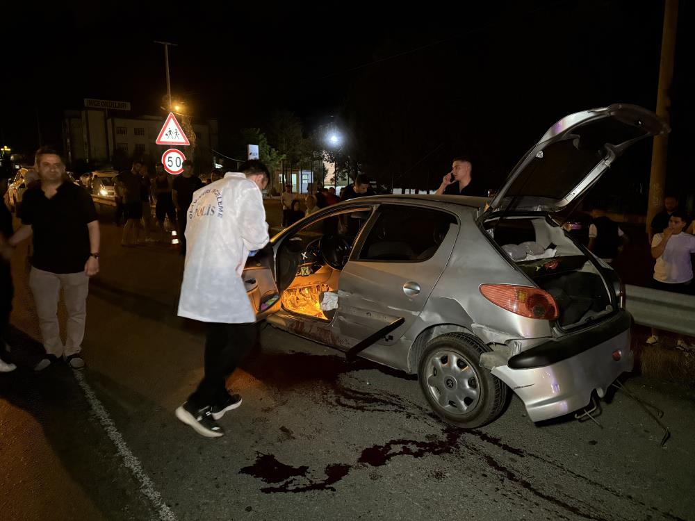 Bariyerlere Çarpan Otomobilin Sürücüsü Hayatını Kaybetti (3)