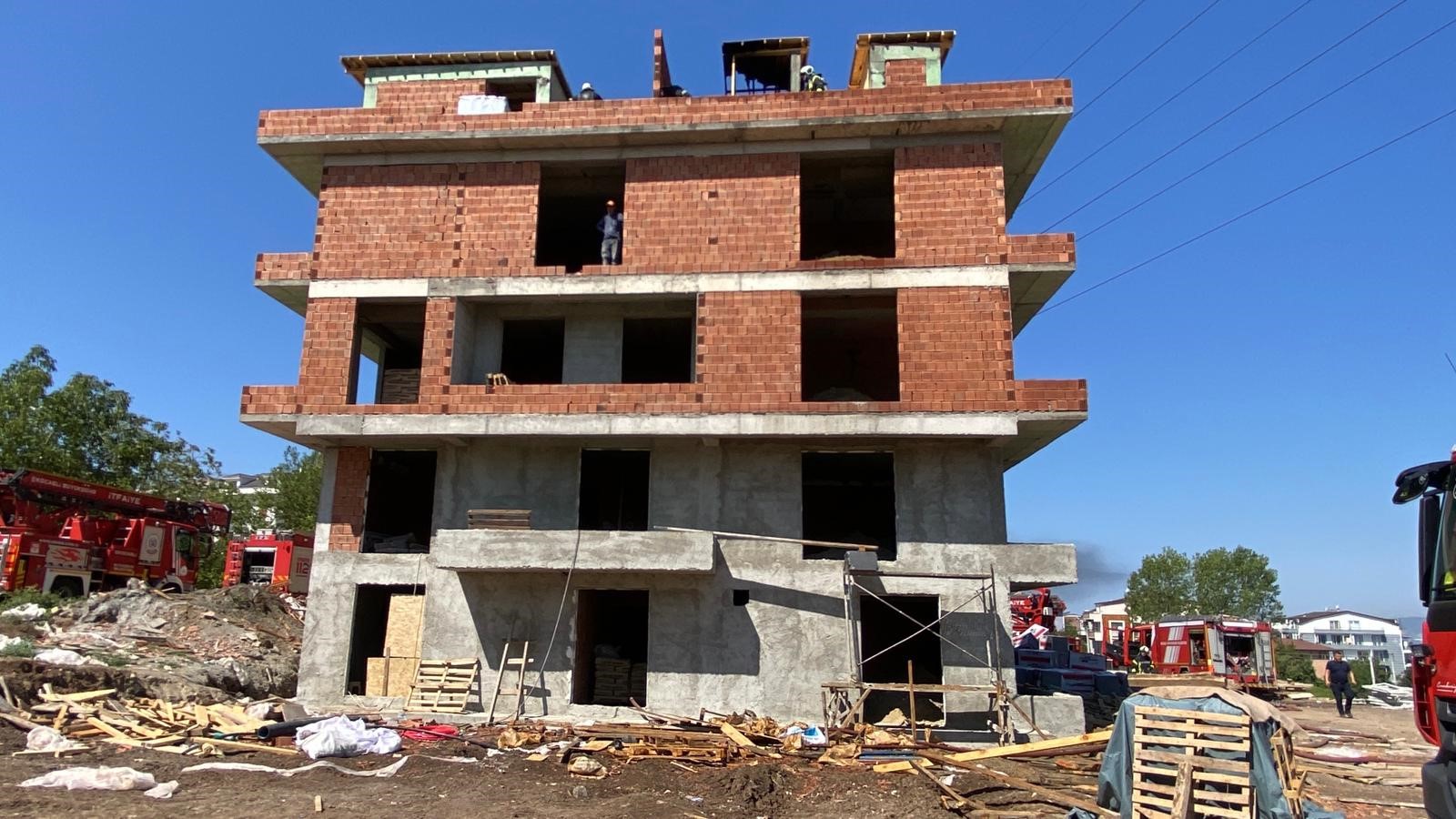 Başiskele’de 5 Katlı Binanın Çatısında Yangın Paniği (2)