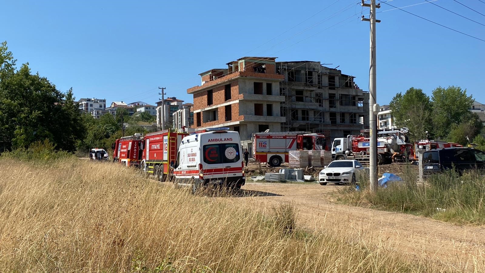 Başiskele’de 5 Katlı Binanın Çatısında Yangın Paniği (3)