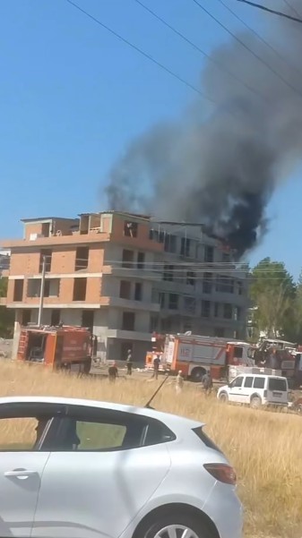Başiskele’de 5 Katlı Binanın Çatısında Yangın Paniği (4)