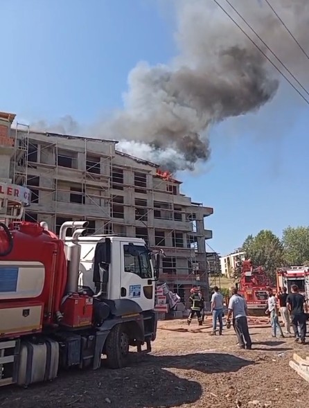 Başiskele’de 5 Katlı Binanın Çatısında Yangın Paniği (5)