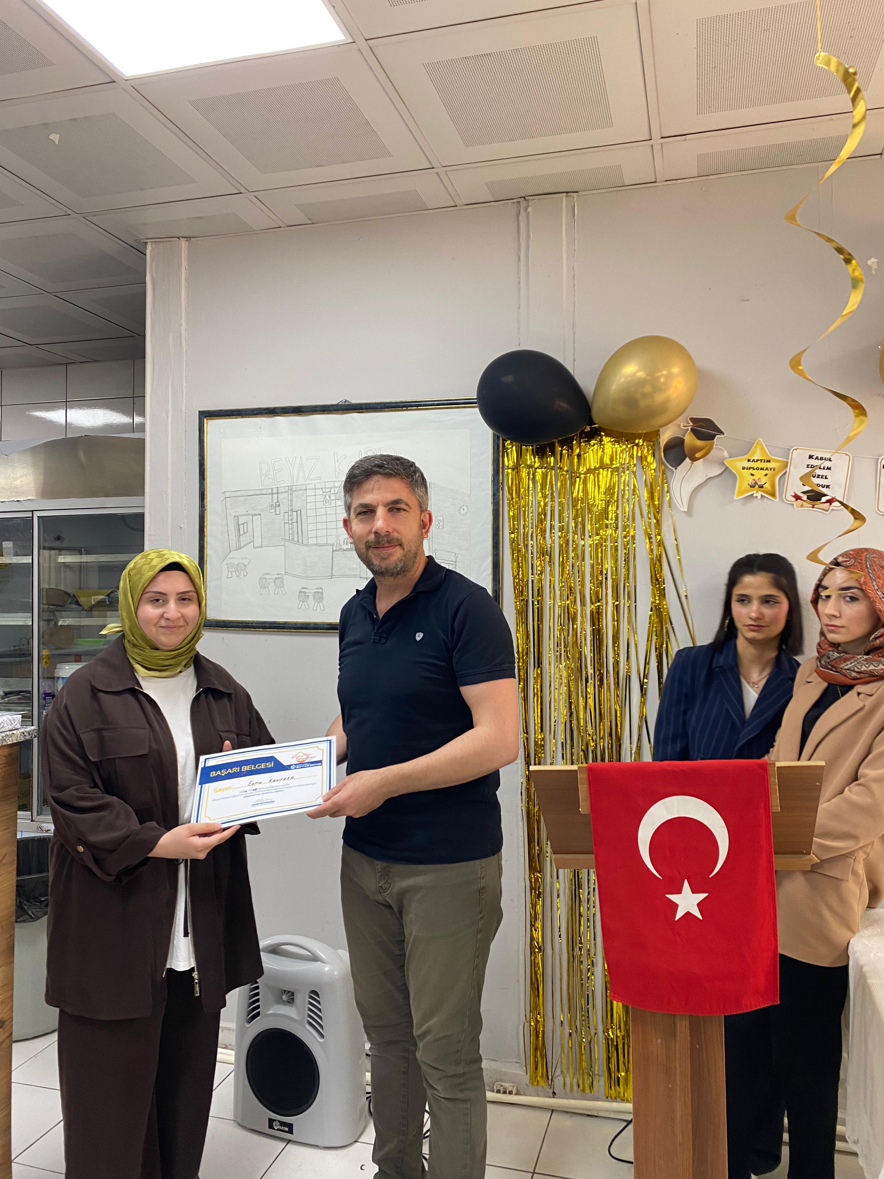Beyaz Kalpler'de Mezuniyet Sevinci (1)