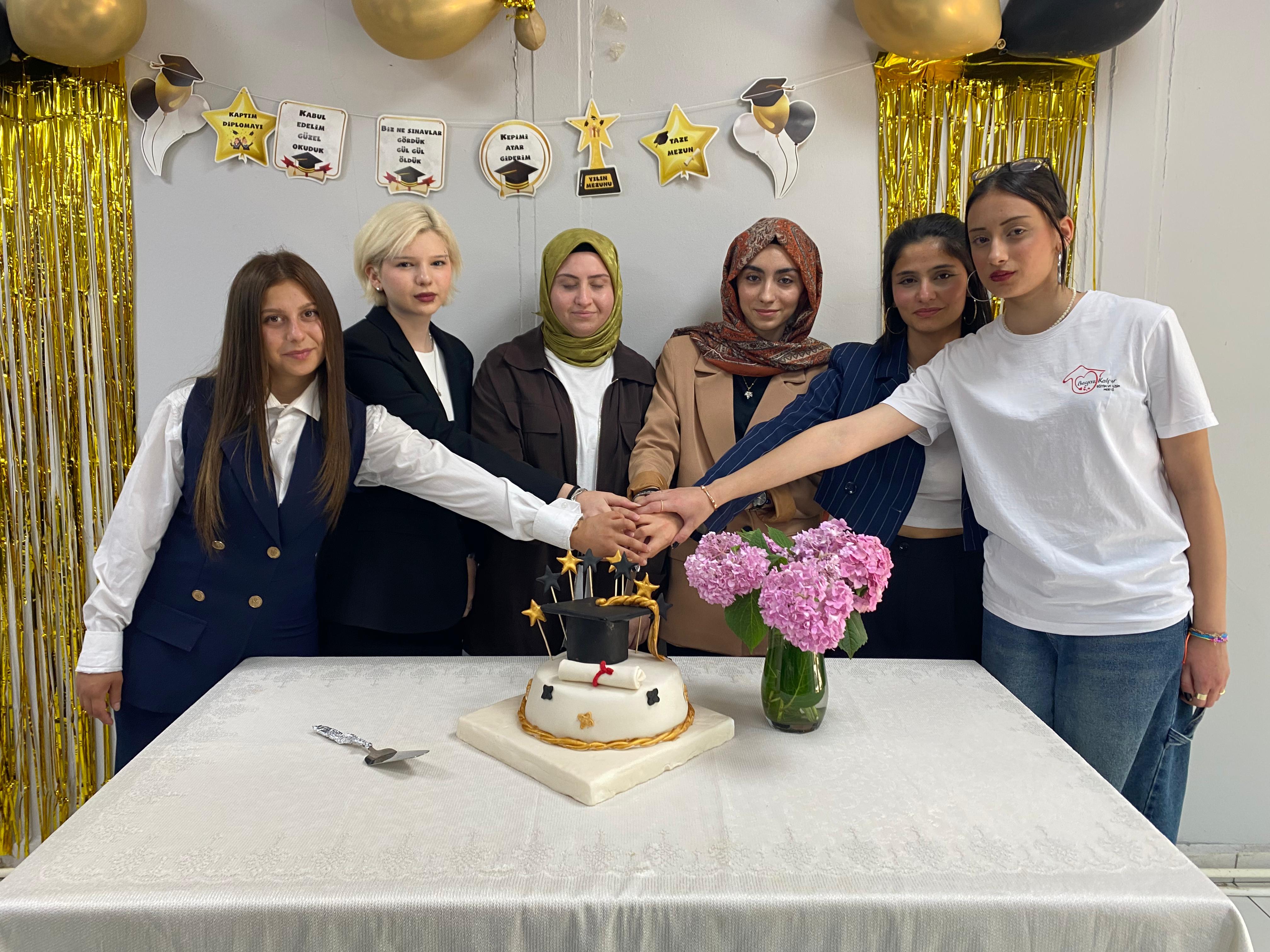 Beyaz Kalpler'de Mezuniyet Sevinci (3)
