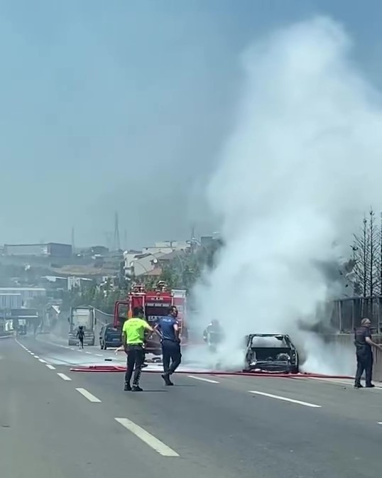 D 100'De Korku Dolu Anlar! Otomobil Alev Alev Yandı (2)