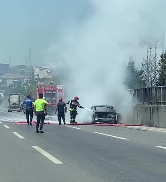 D 100'De Korku Dolu Anlar! Otomobil Alev Alev Yandı (4)