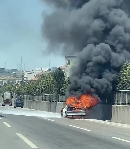D 100'De Korku Dolu Anlar! Otomobil Alev Alev Yandı (5)