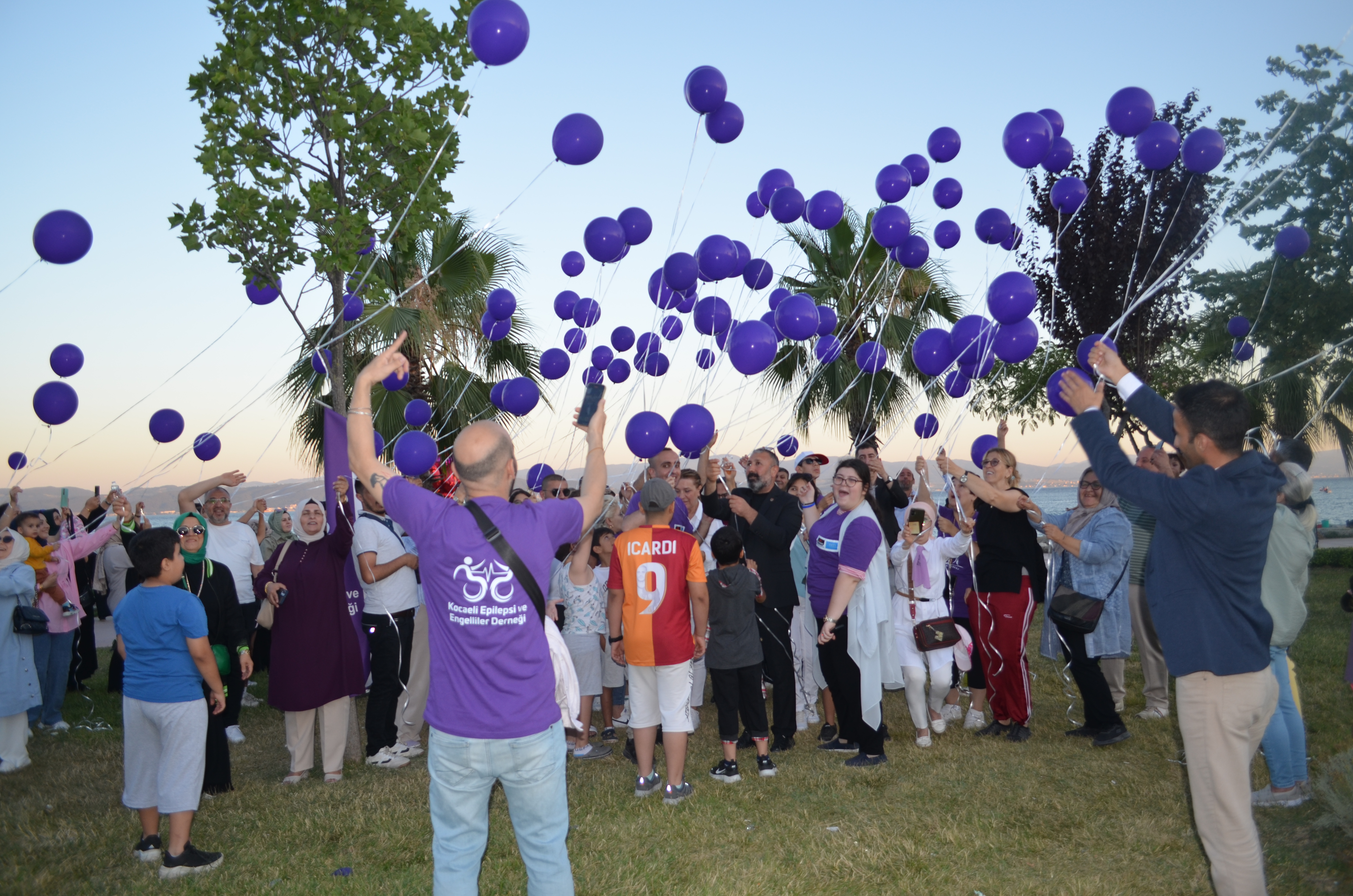 Darıca’da Epilepsi Farkındalığı İçin 400 Mor Balon Uçuruldu (5)