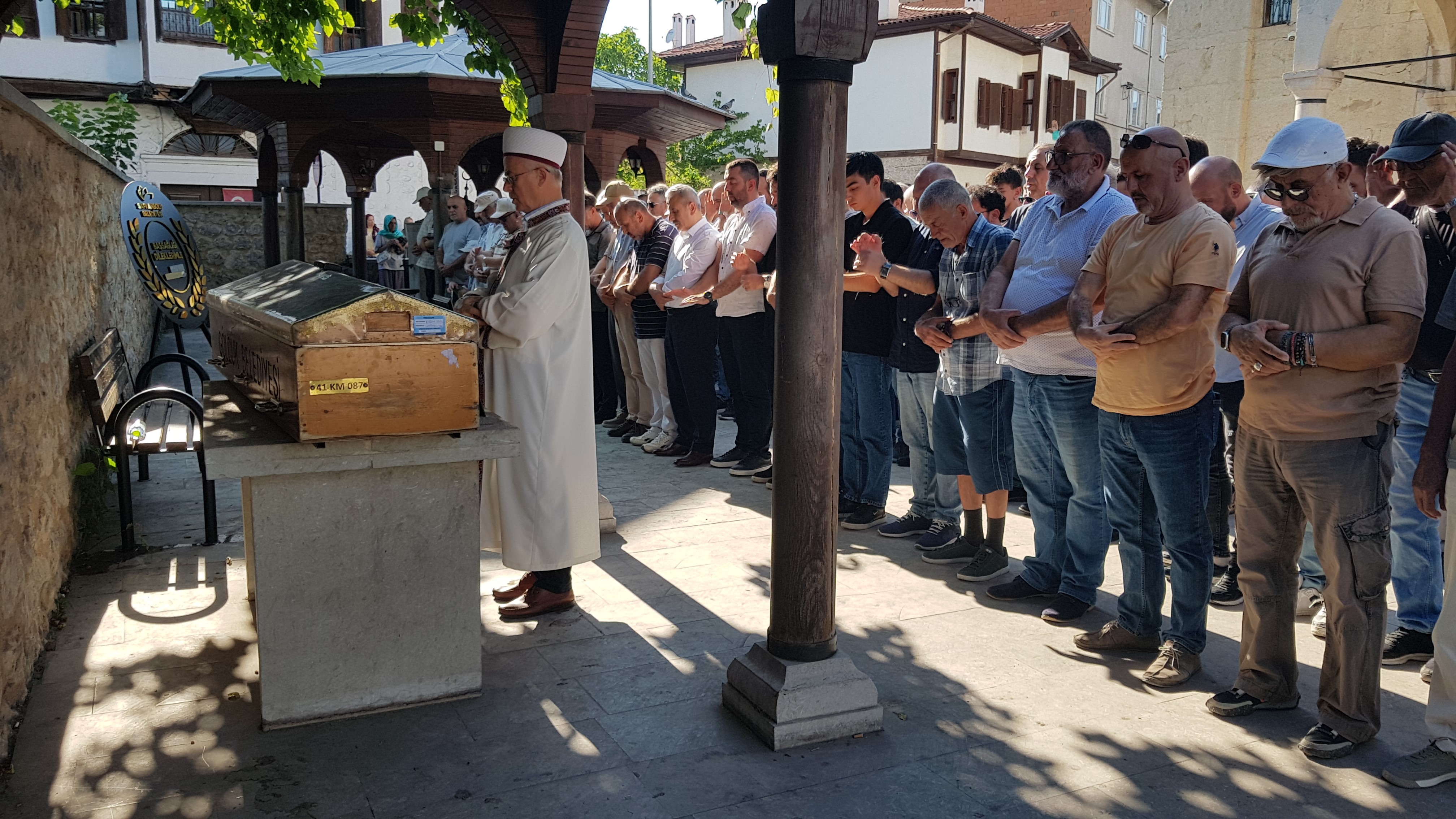 Değirmendere’de Ağaç Altında Can Veren Öğretmen Gözyaşlarıyla Uğurlandı (3)
