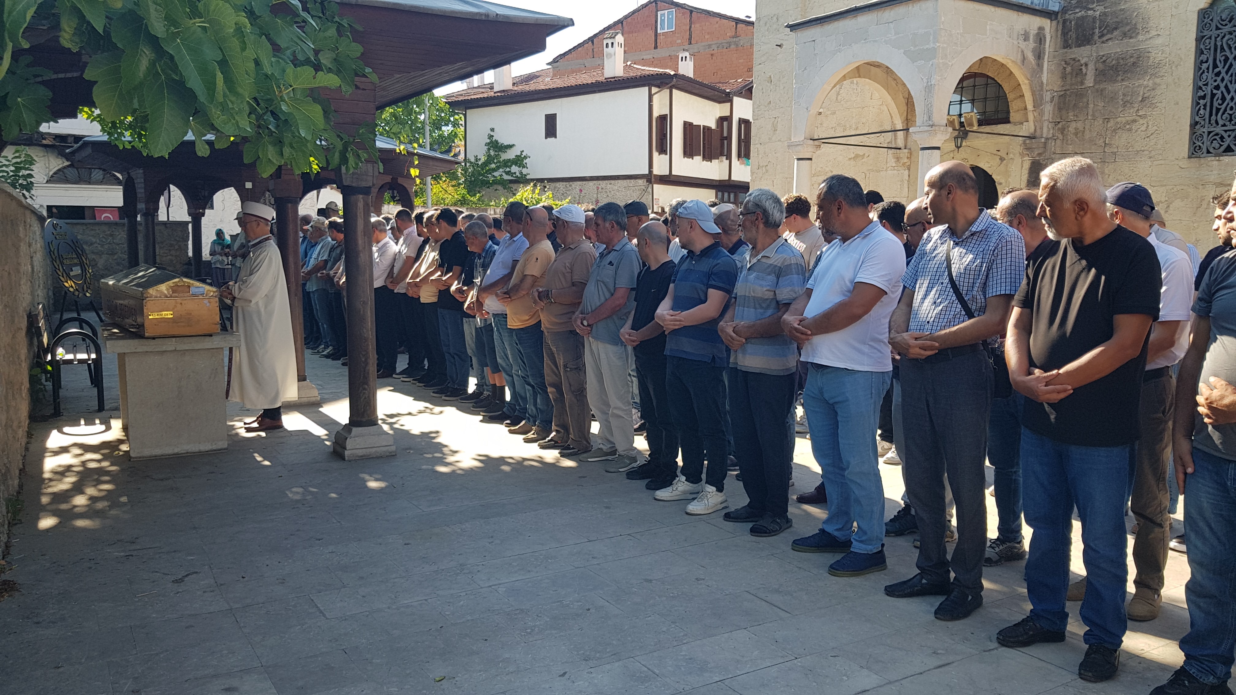 Değirmendere’de Ağaç Altında Can Veren Öğretmen Gözyaşlarıyla Uğurlandı (5)
