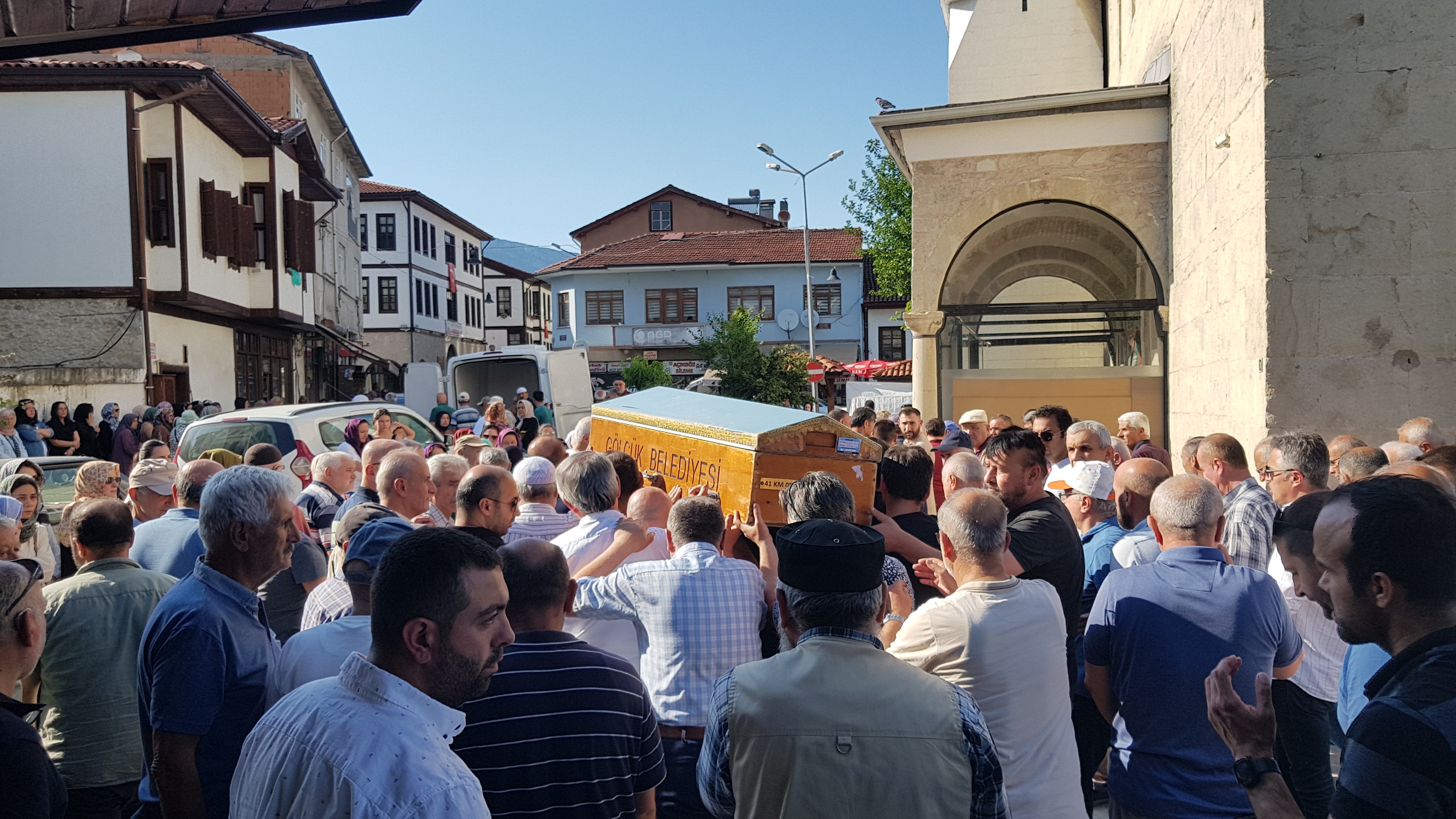 Değirmendere’de Ağaç Altında Can Veren Öğretmen Gözyaşlarıyla Uğurlandı (6)