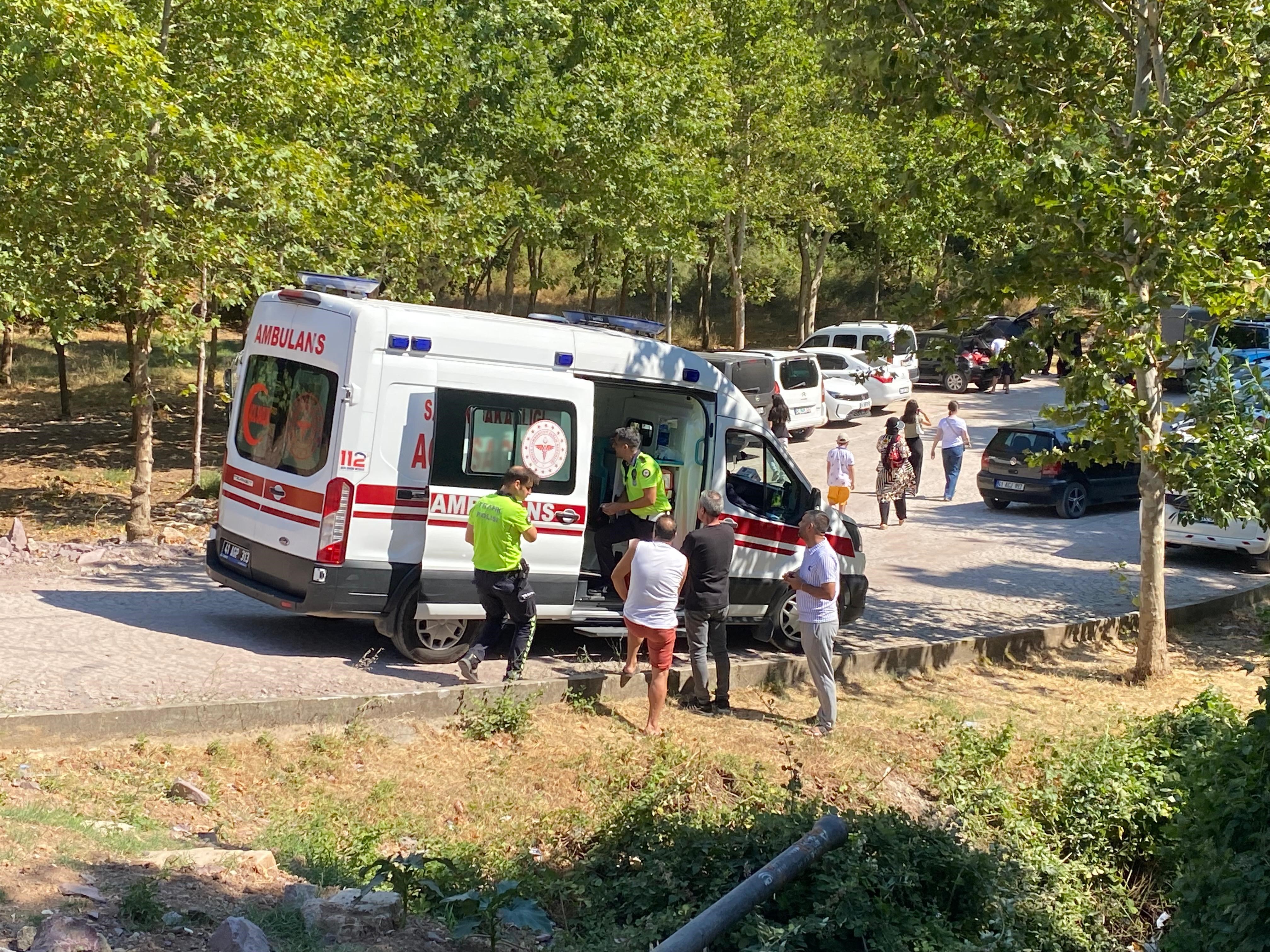 Derince’de Otomobil 7 Metre Yüksekten Kanala Uçtu! (2)
