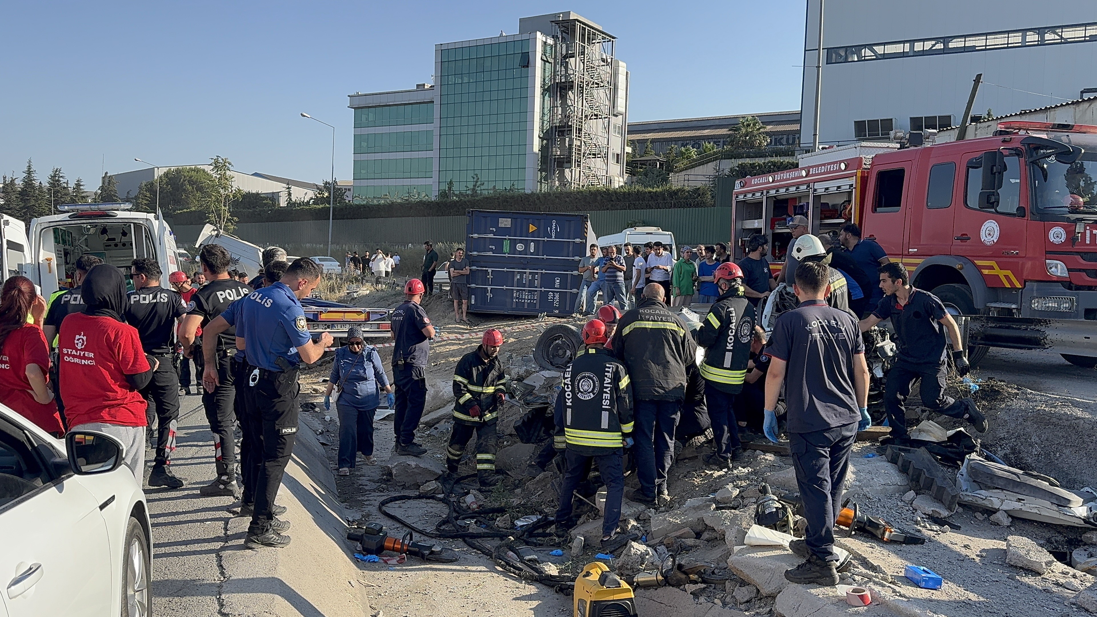 Dilovası’ndaki Feci Kazada Ölen 5 Kişinin Kimliği Açıklandı (2)