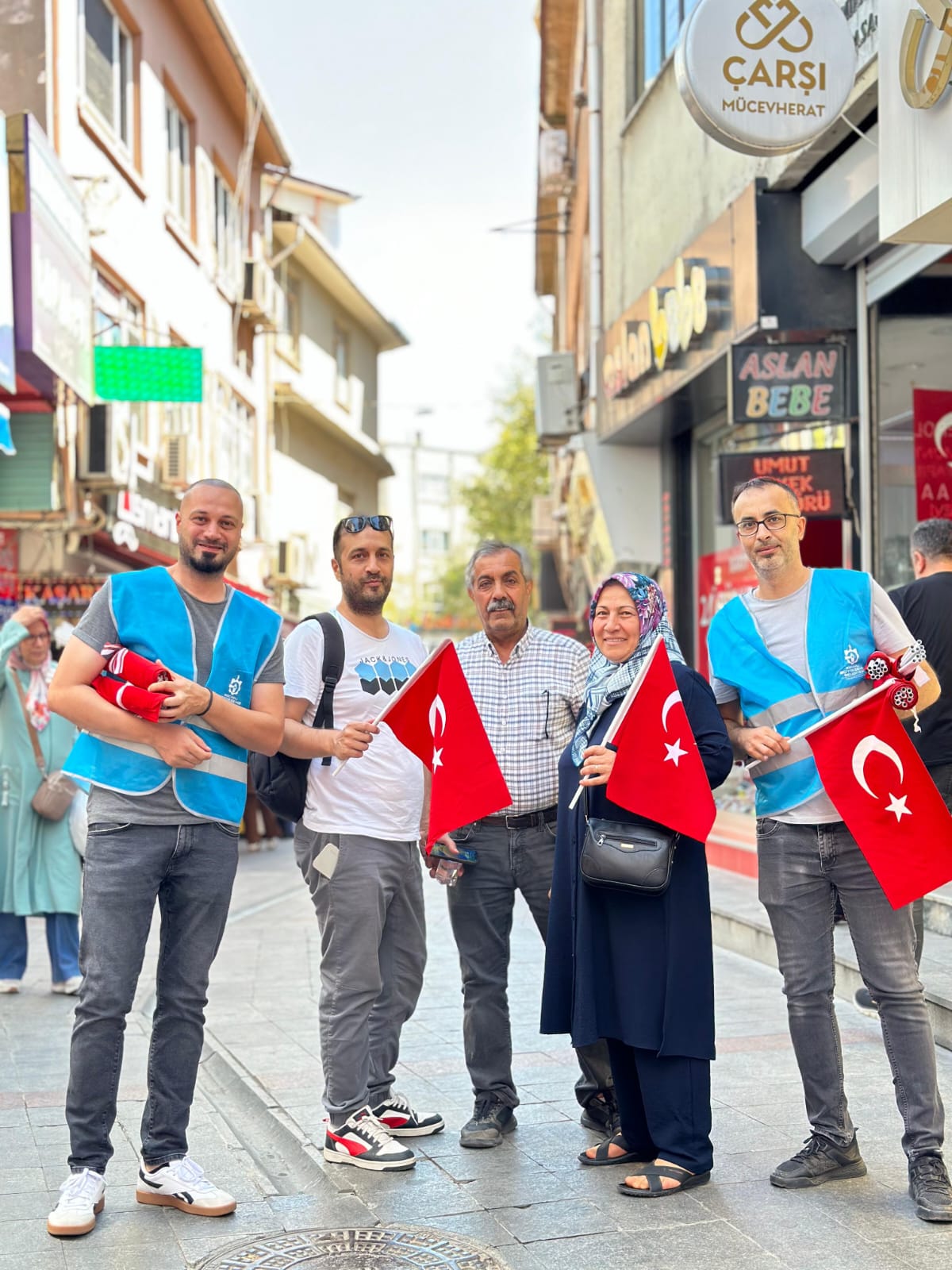 Esnafa Ve Vatandaşlara Binlerce Bayrak Dağıtıldı (1)