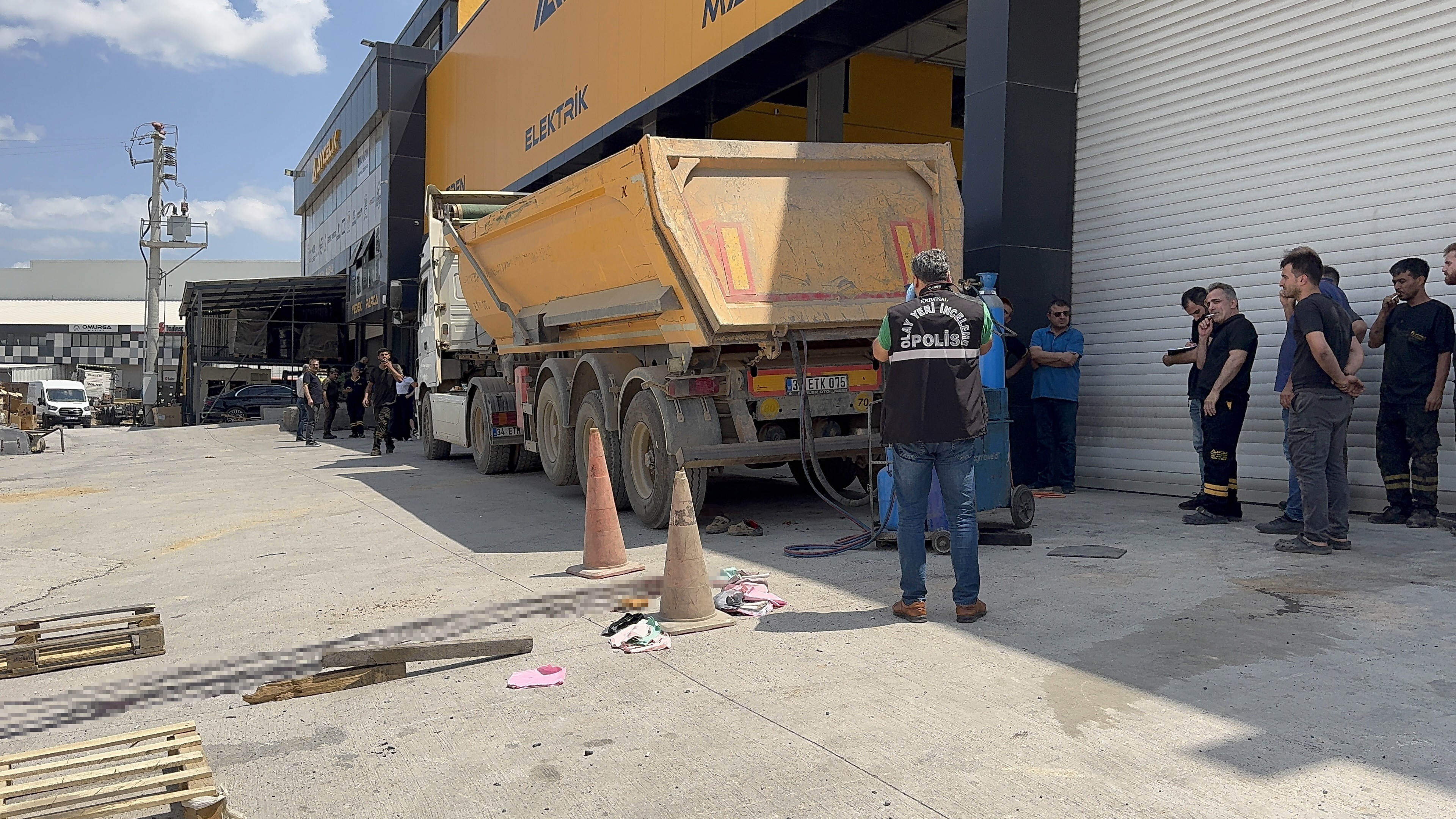 Gebze'de Feci Iş Kazası! Damper Kapağına Sıkışan Şoför Hayatını Kaybetti (2)