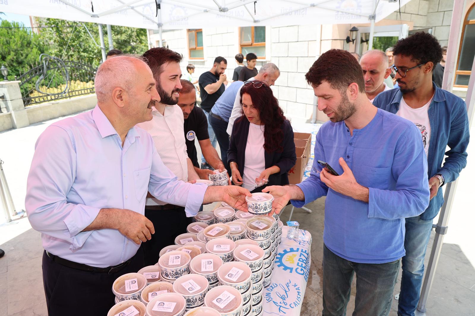 Gebze’de Muharrem Ayı Bereketi! Vatandaşlara Aşure İkramı (1)-1